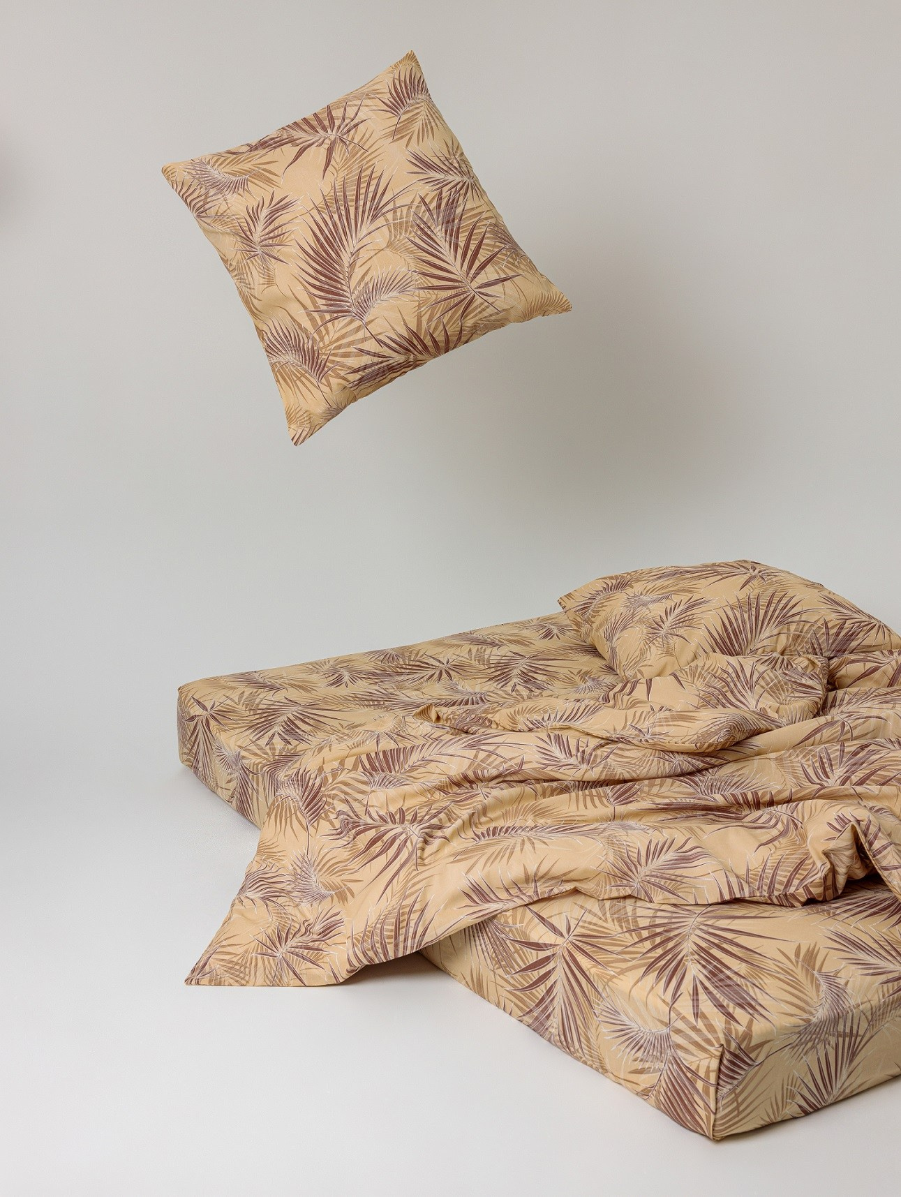 Минималистичная предметная съемка на чистом белом фоне.