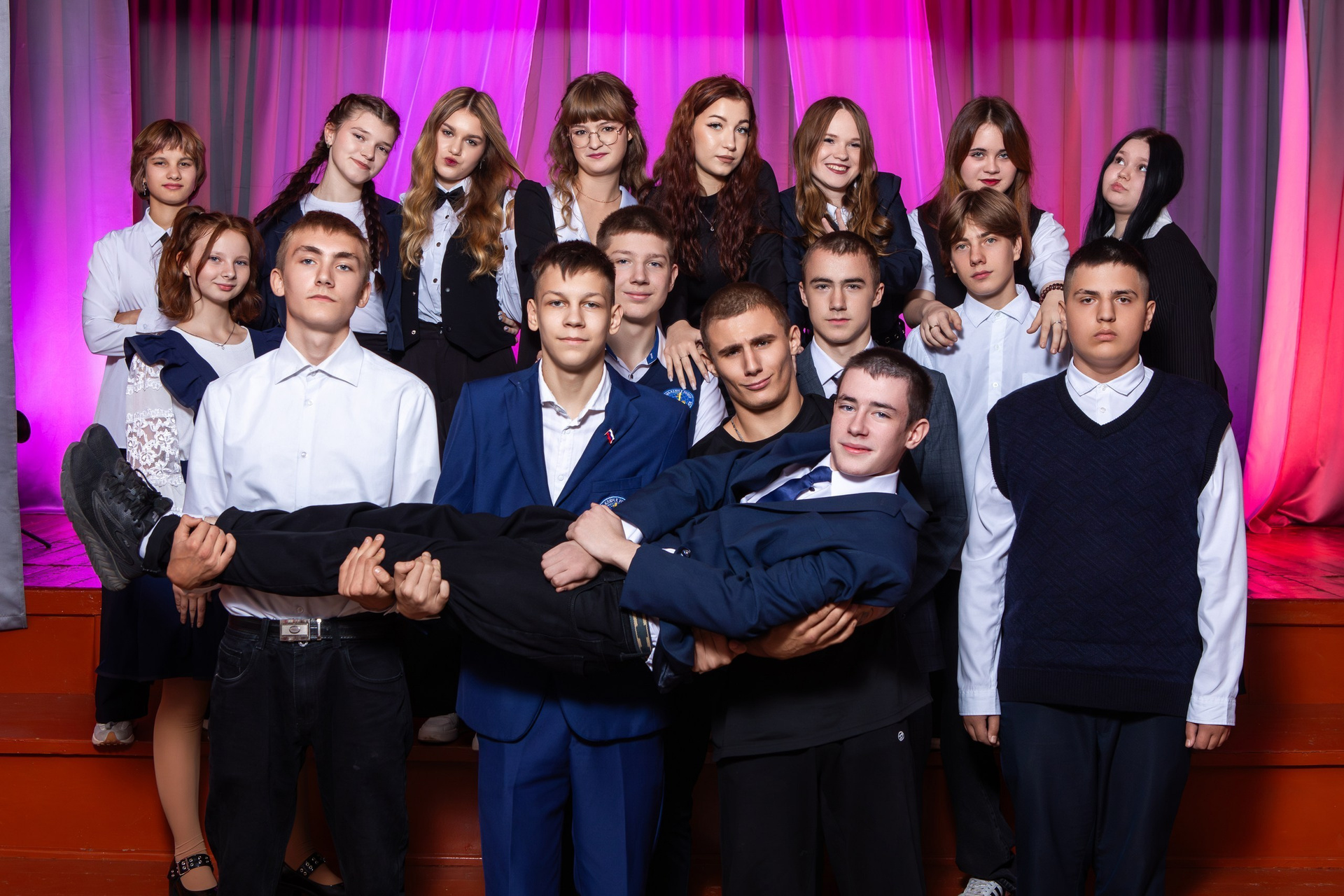 Выпускники на уличной фотосессии