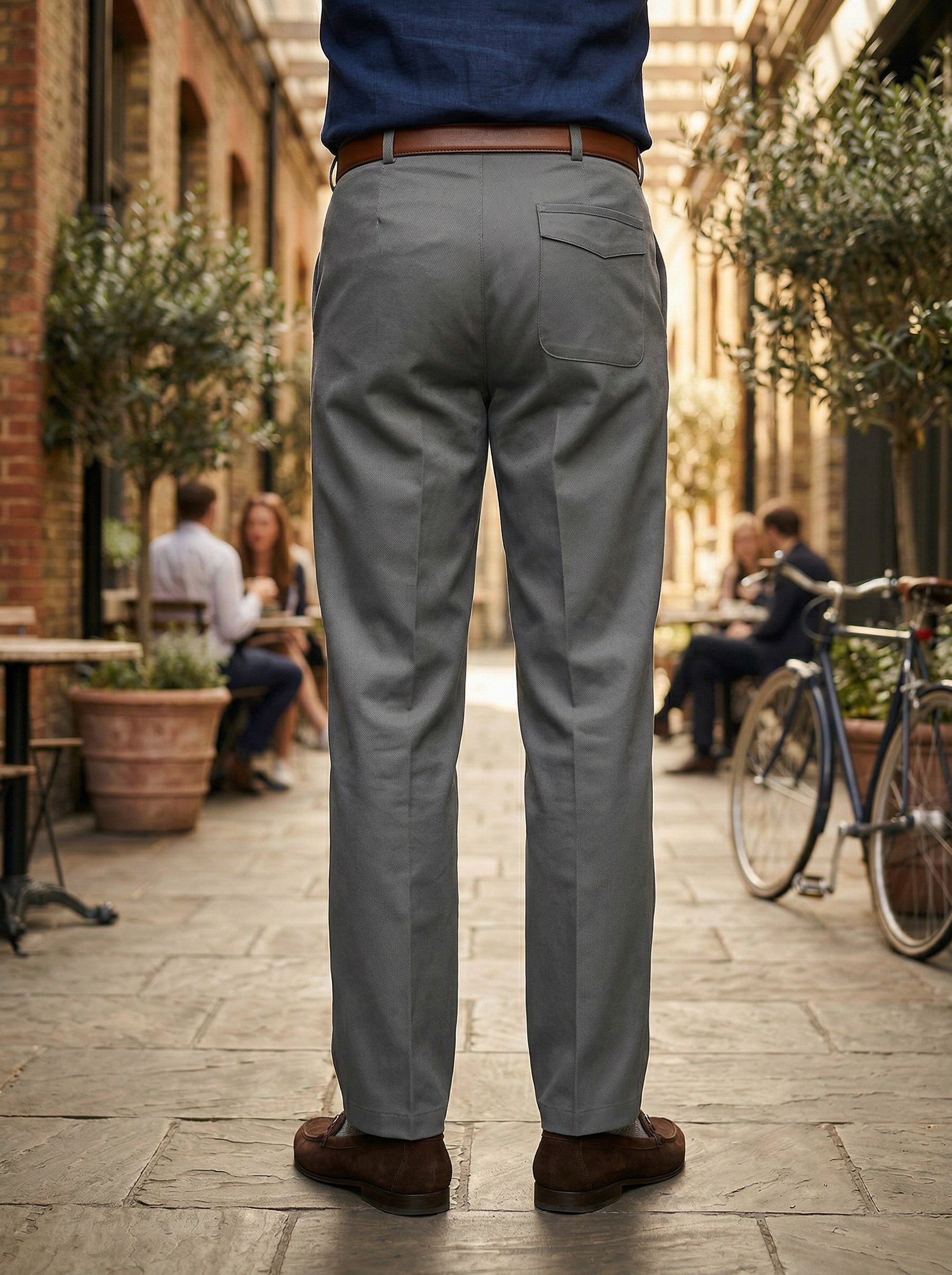 Генерация фото в интерьере для серых брюк на улице