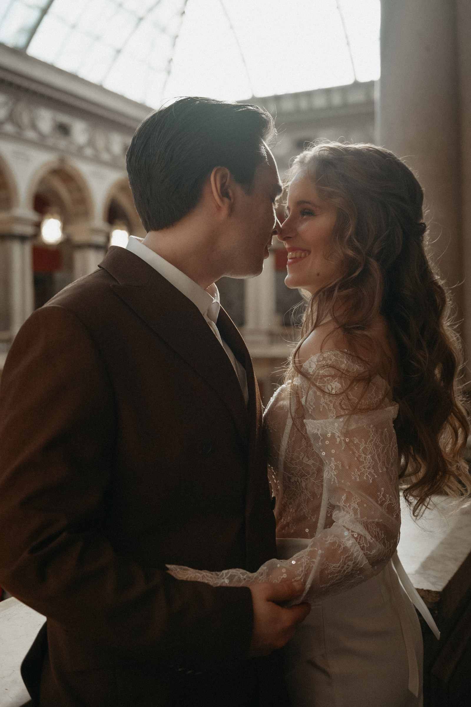 Закрытые места для свадебной фотосессии в дождь, осенью или зимой. Свадебный фотограф в Санкт-Петербурге Венера Ахметова