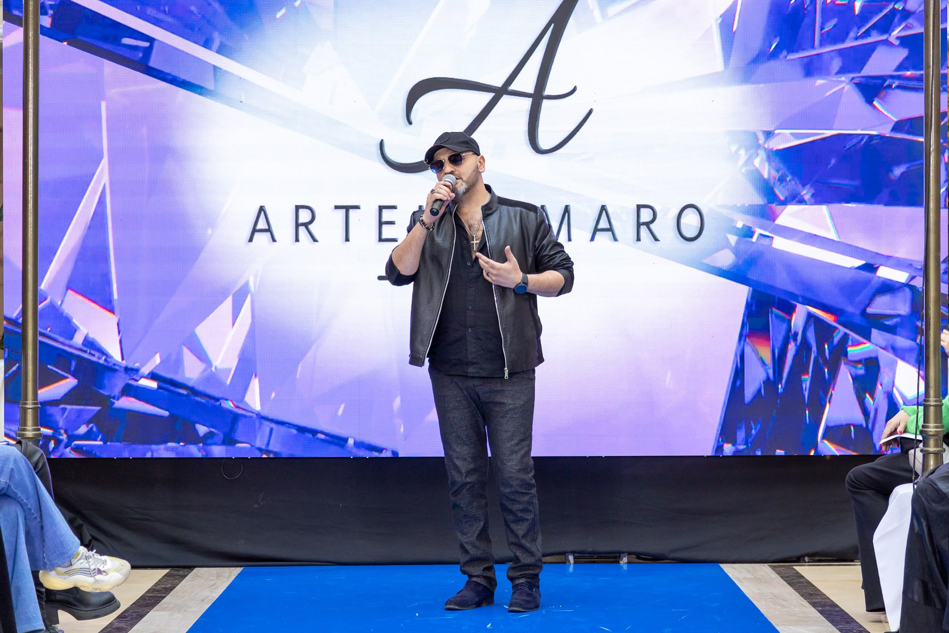 Артем Амаро исполняет свою песню