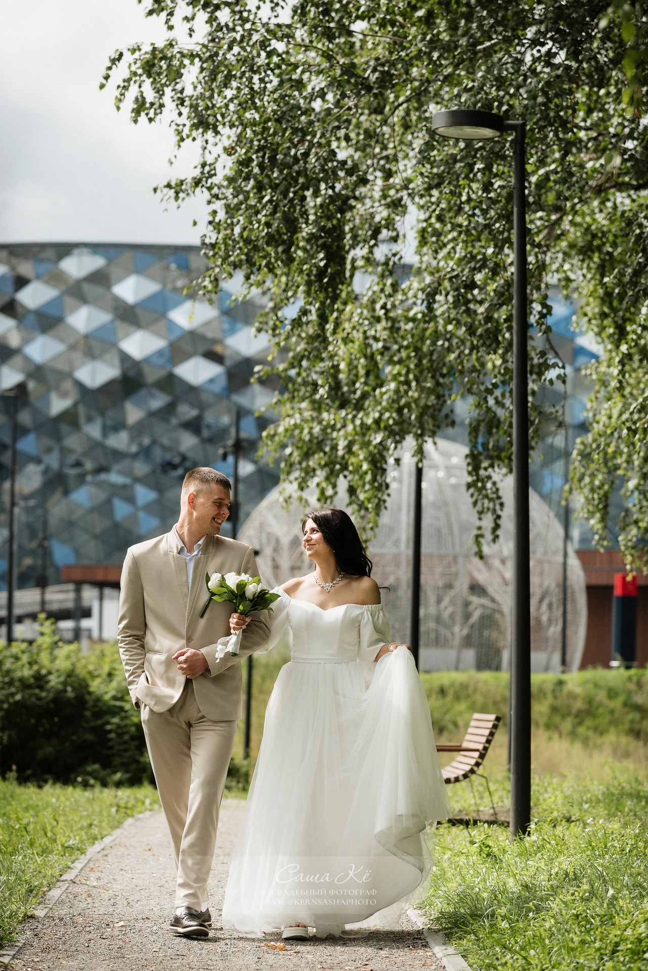 Свадебная фотосессия O&A в Парк-Арена у нового ледового дворца. Свадебный, семейный и event фотограф в Новосибирске и Новосибирской области Саша Кё