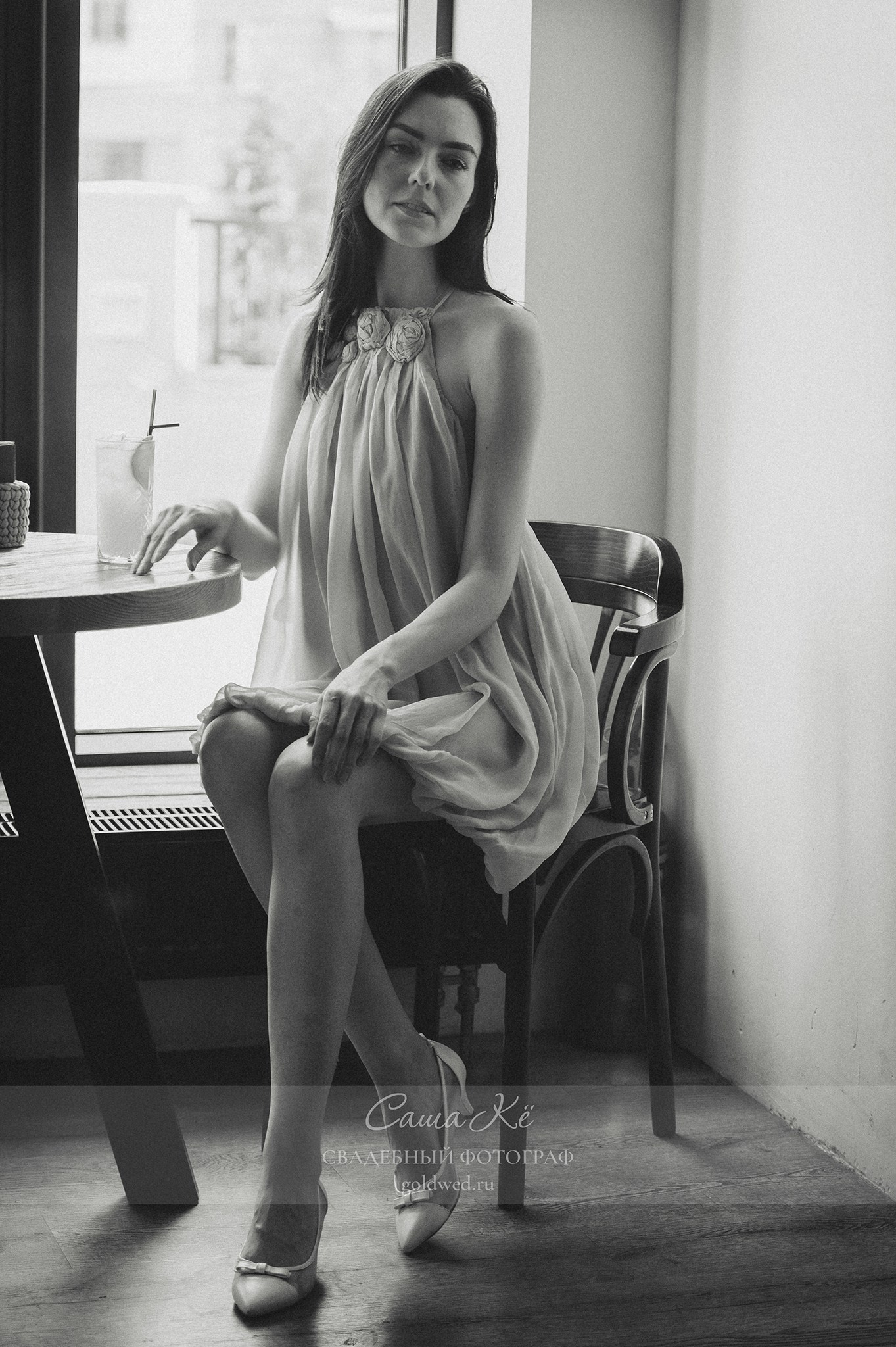 Фэшн фотосъёмка у панорамных окон, прогулка по интерьеру, модель, нежность света и эмоции. Фотограф Новосибирск Саша Кё.