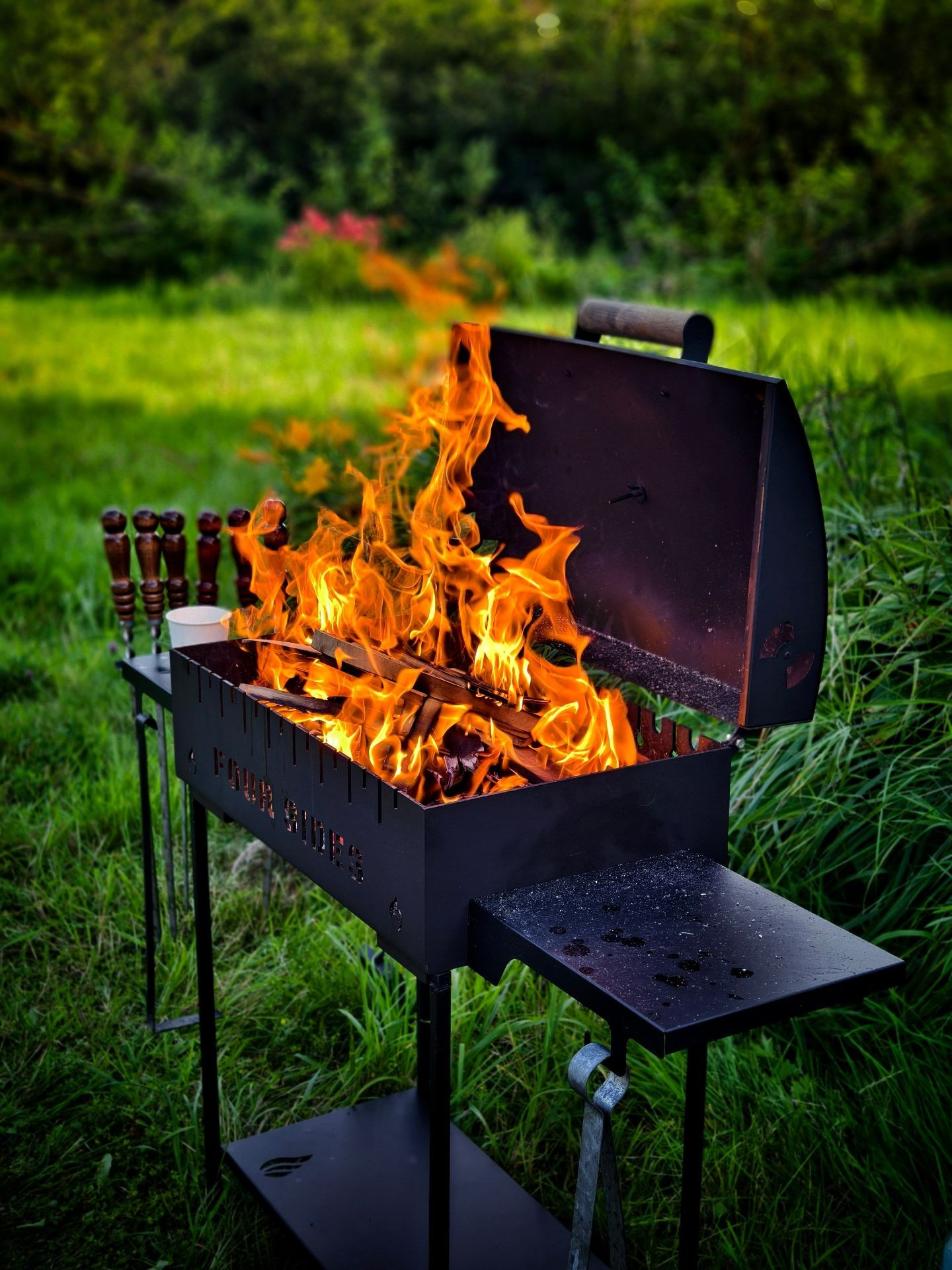 Мангал с открытым огнем на природе