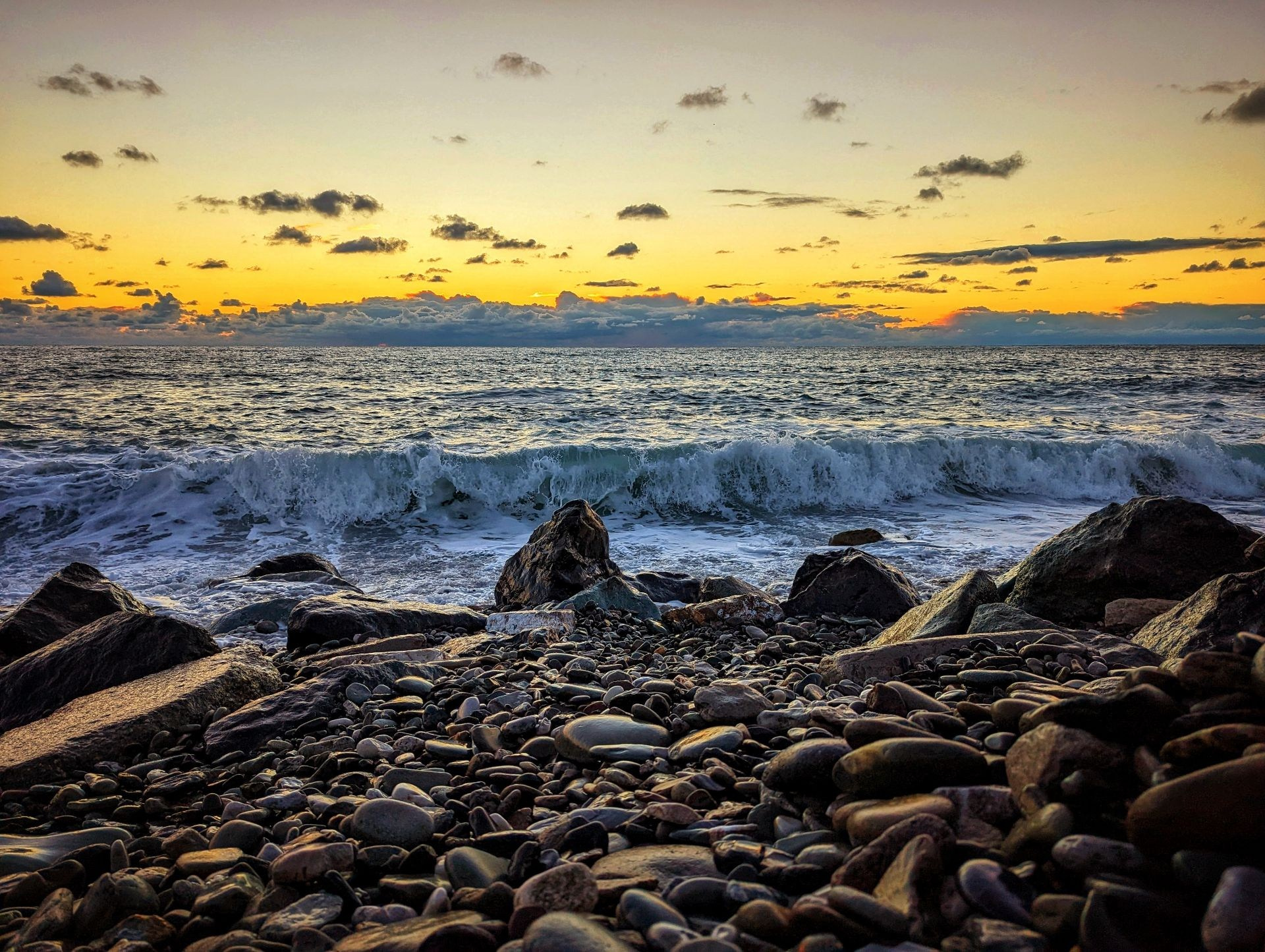 Каменистый пляж на берегу Черного моря с галечным покрытием