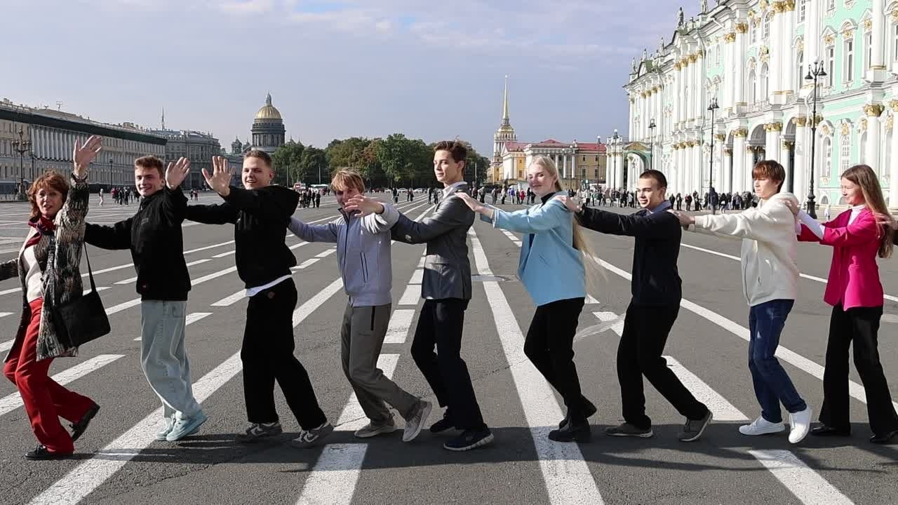 ПРОГУЛКА по городу. Школьная фотография в Санкт-Петербурге, выпускные альбомы, фотосессии