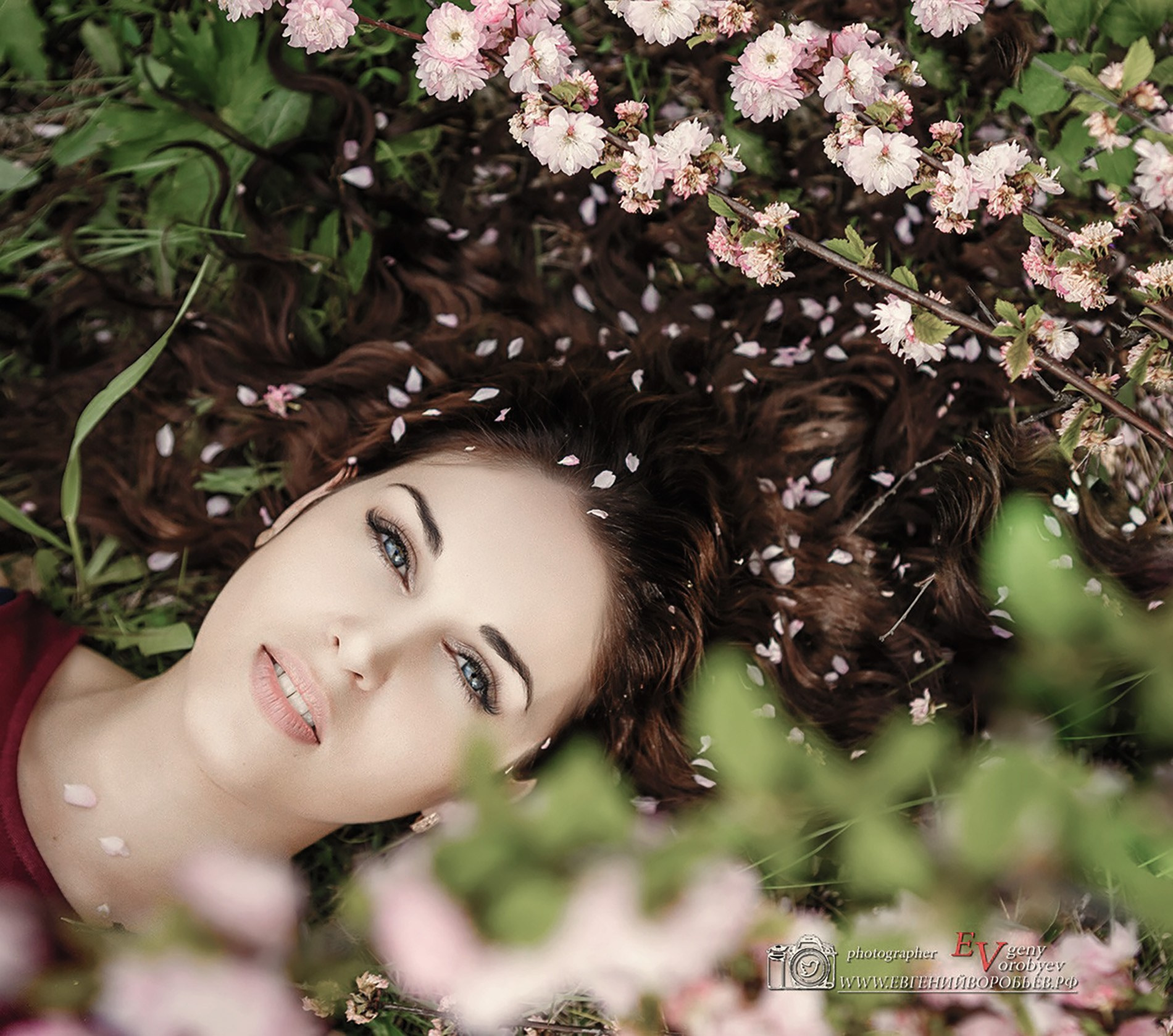 женская фотосессия Красноярск фото для девушки фотограф Красноярск фотосессия для сайта знакомств Красноярск фото для социальной сети заказать цена стоимость фотосессии в Красноярске пример фото идея место позы для фотосессии девушки в Красноярске фотосессия ИИ фотосессиия нейросеть промт для фотосессии фотосессия фото для социальной сети визажист причёска и макияж Красноярск парк Сады мечты Татышев фотостудия Красноярск