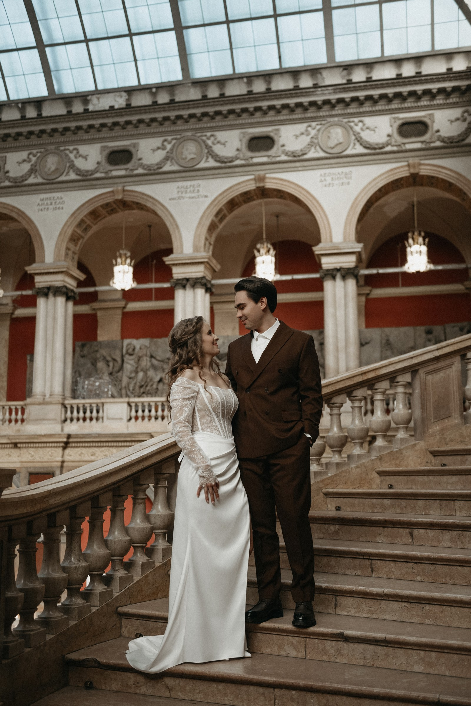 Закрытые места для свадебной фотосессии в дождь, осенью или зимой. Свадебный фотограф в Санкт-Петербурге Венера Ахметова