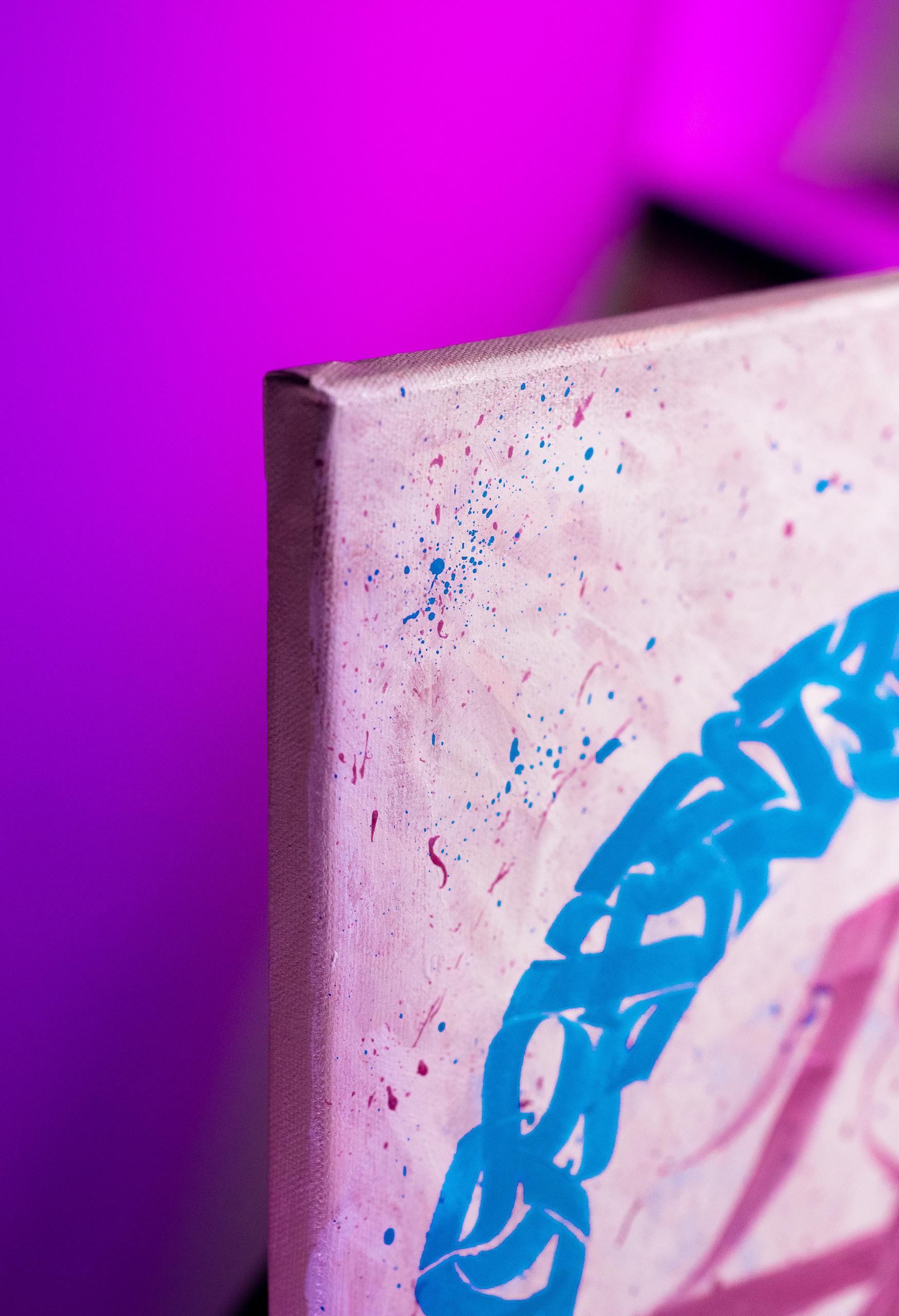 Каллиграфия на холстах со смыслом от Андрея Рэя