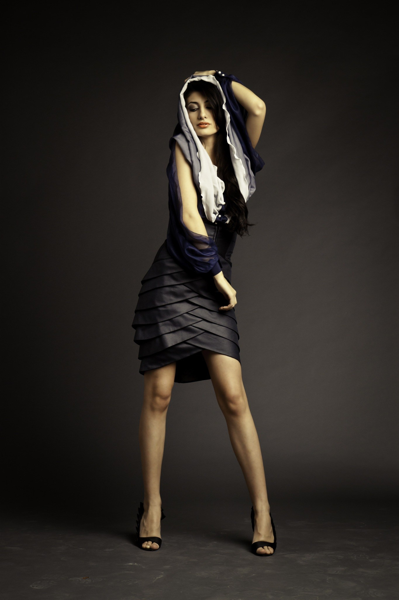 Позирование в студийной фотосессии занимает не малую часть