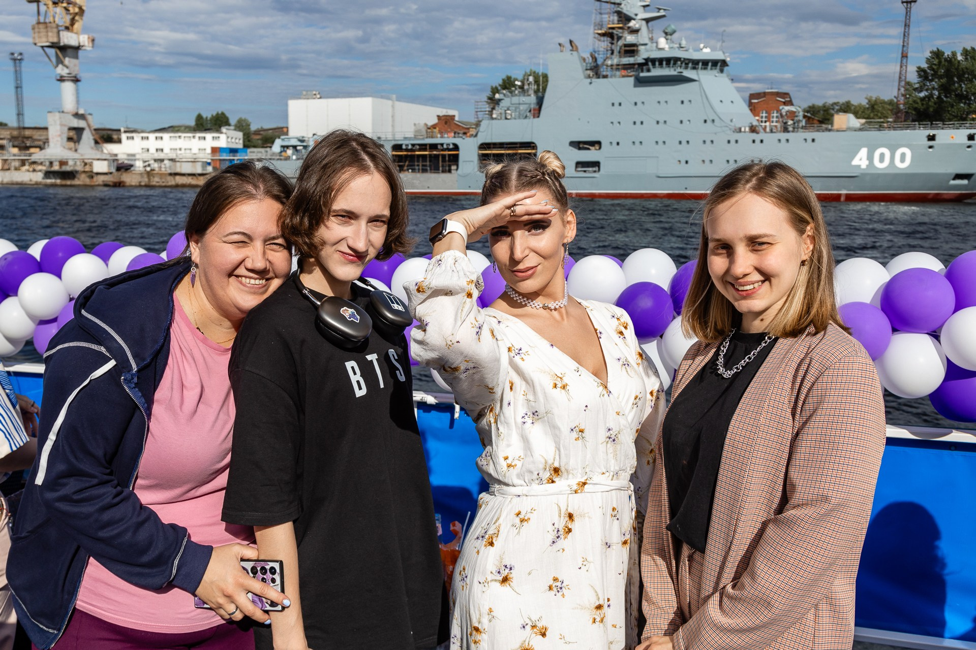 Фотография девушек на борту теплохода на фоне патрульного ледокола «Иван Папанин»