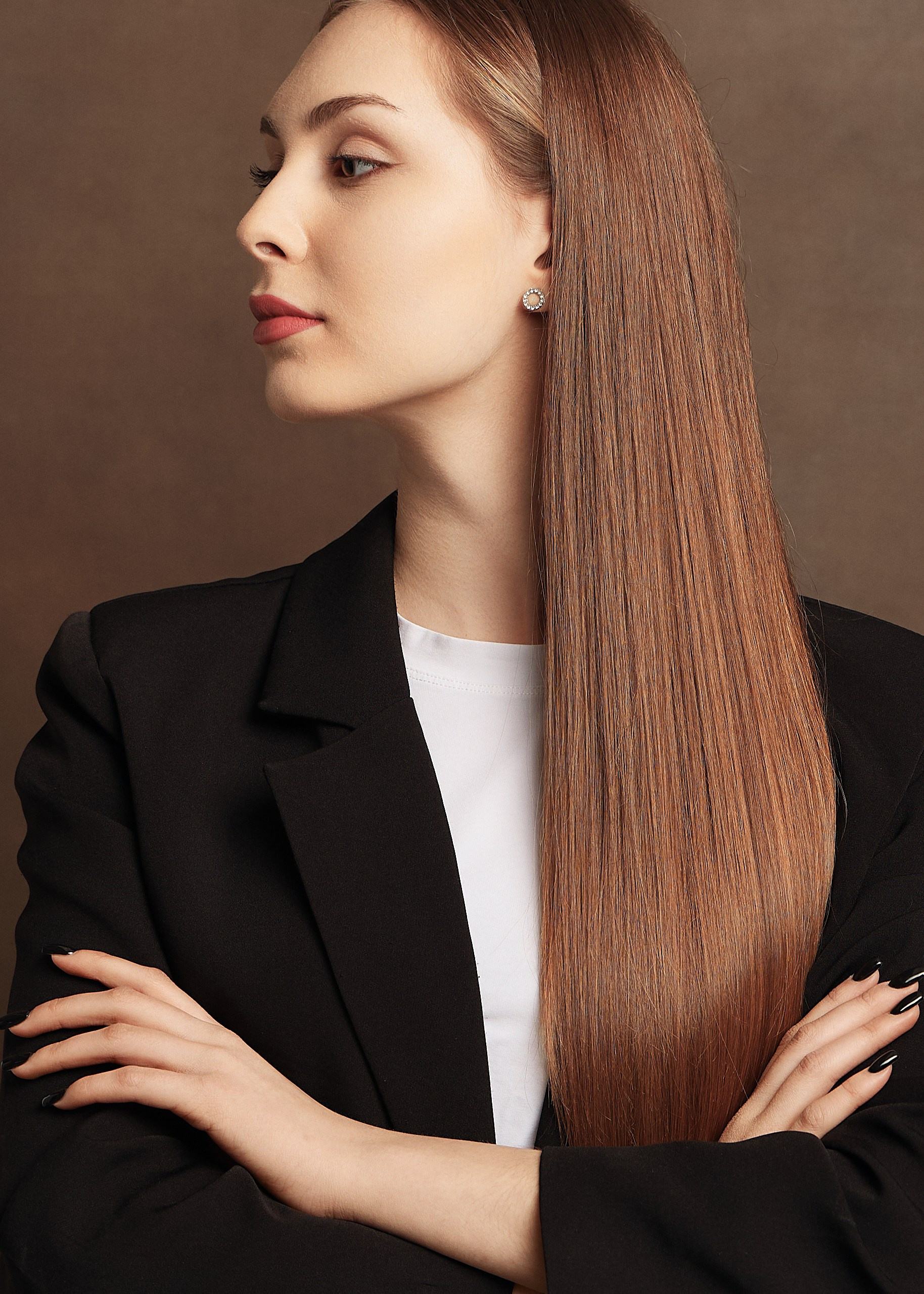 портрет волос, профиль красивой девушки с блеском волос