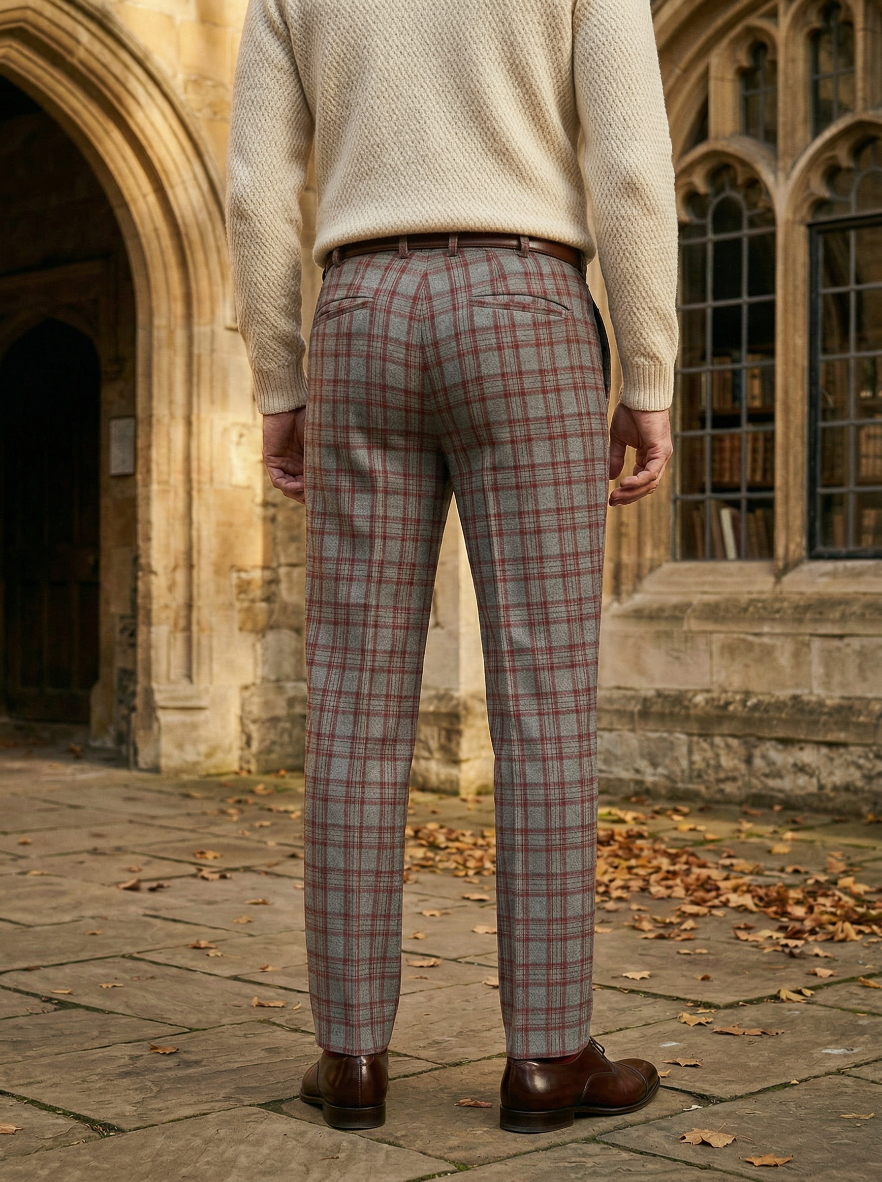 Генерация имиджевого контента для брюк в клетку