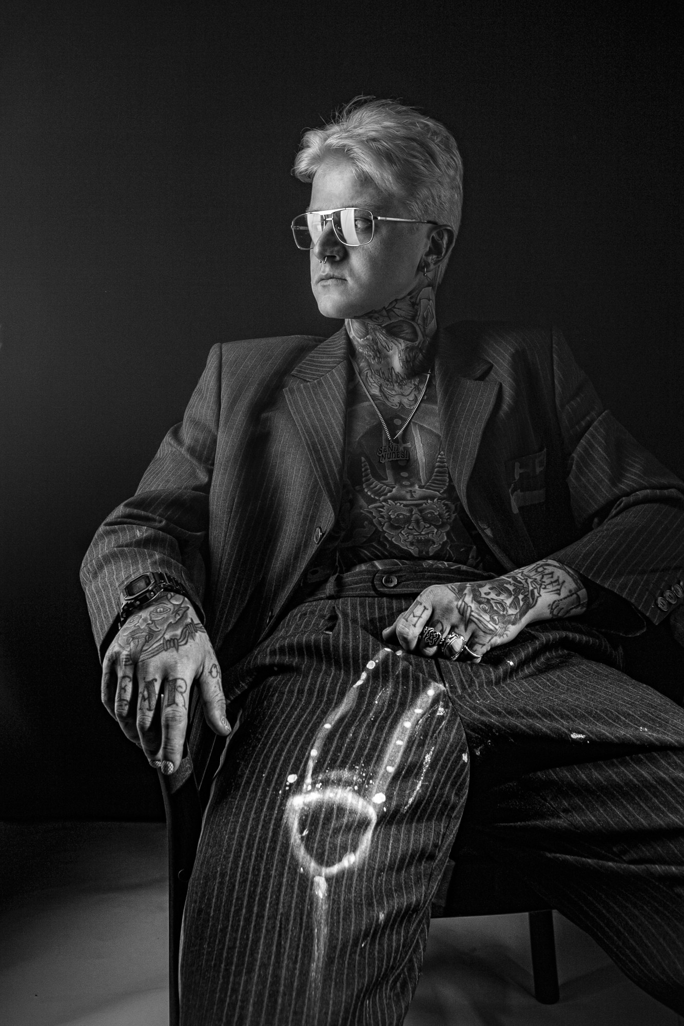 мужской  портрет ,костюм,острые козырьки,чб