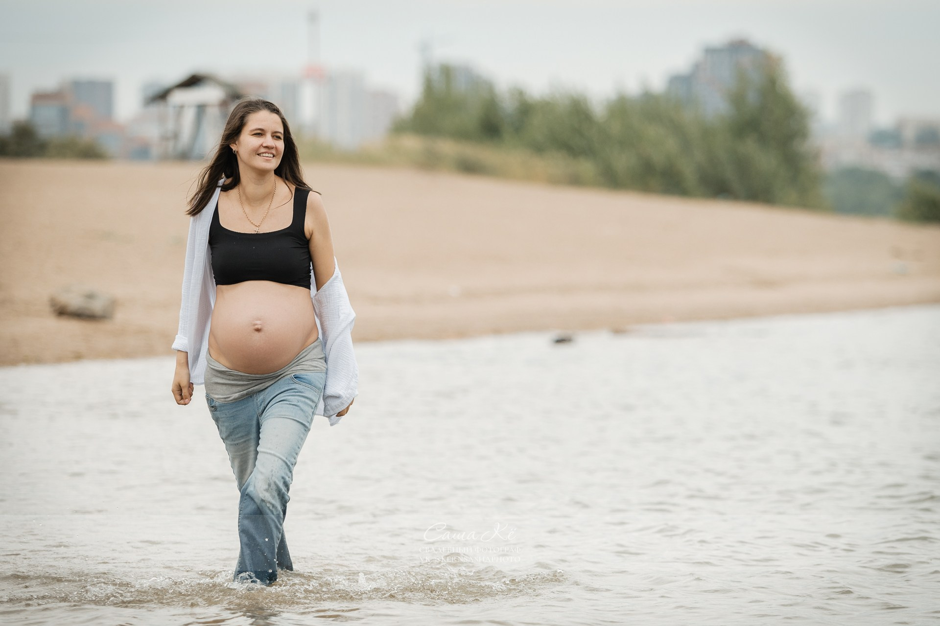Счастливая беременная девушка на берегу, семейная фотосессия с фотографом Сашей Кё в Новосибирске.