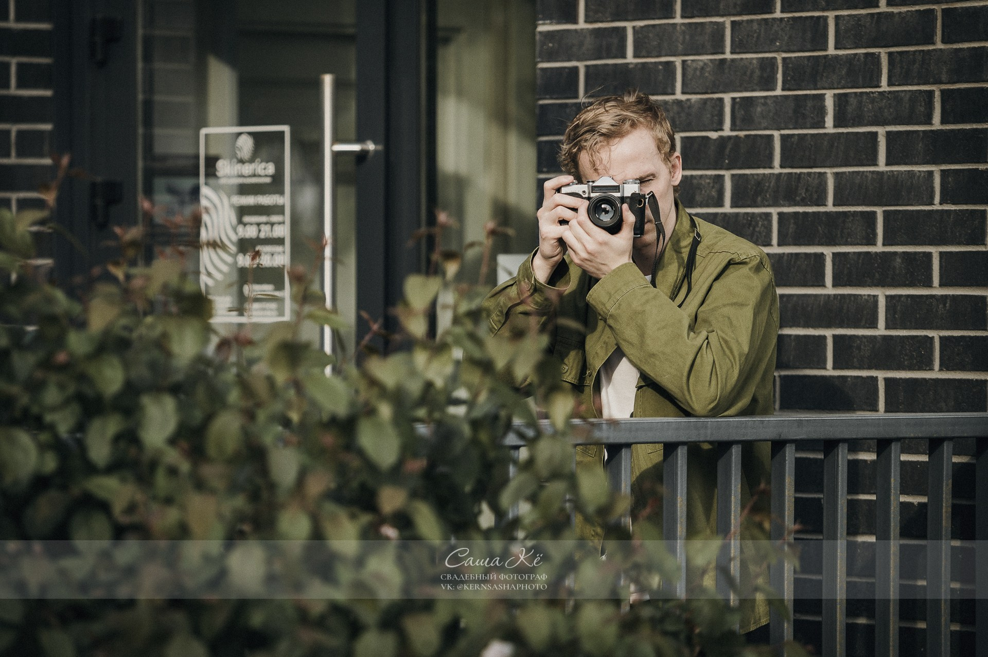 Фэшн съемка с парнем в стиле casual на инских холмах — фотограф Саша Кё в Новосибирске