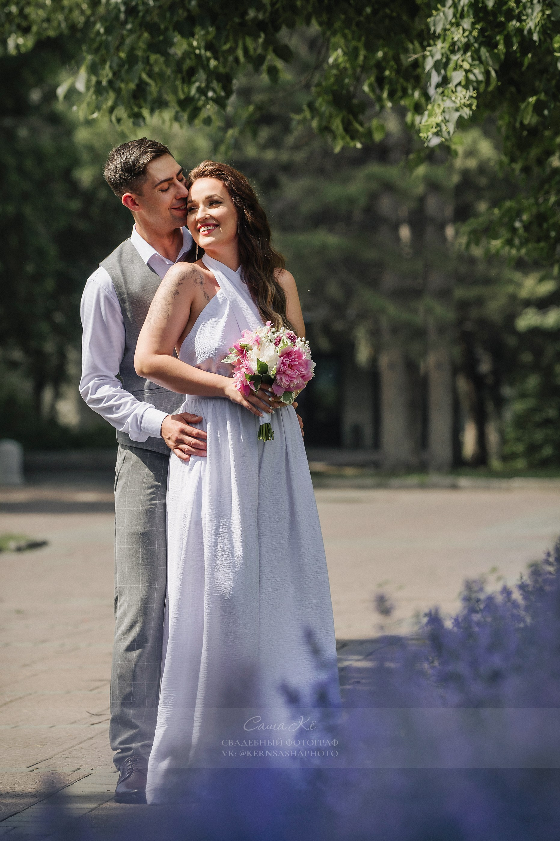 Свадебная фотосессия в Нарымском сквере Новосибирска. Свадебный, семейный и event фотограф в Новосибирске и Новосибирской области Саша Кё