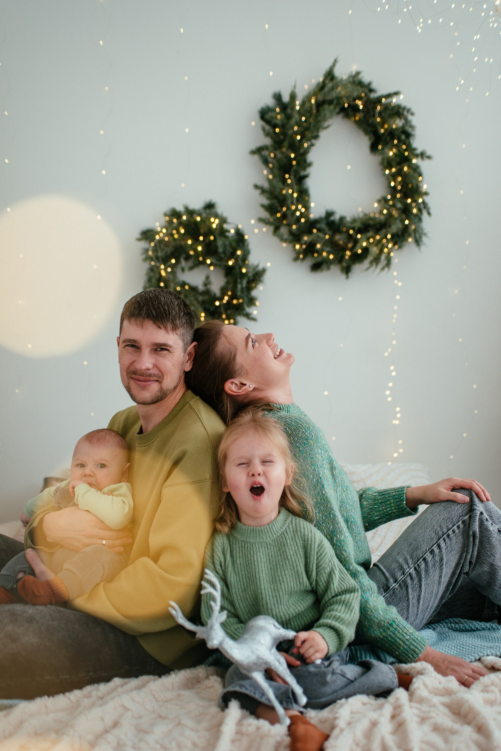Семейная новогодняя фотосессия Новосибирск в фотостудии. Фотограф Дарья Едапина Новосибирск