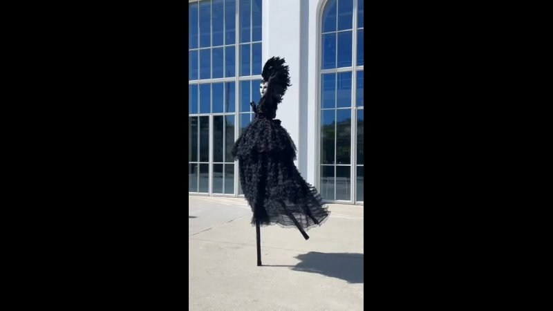 Персонаж чёрная Ворона. Мимы и Ходулисты на встречу гостей. Москва