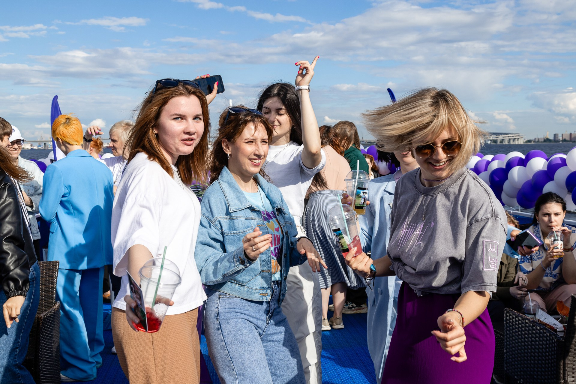 Танцы на борту теплохода 