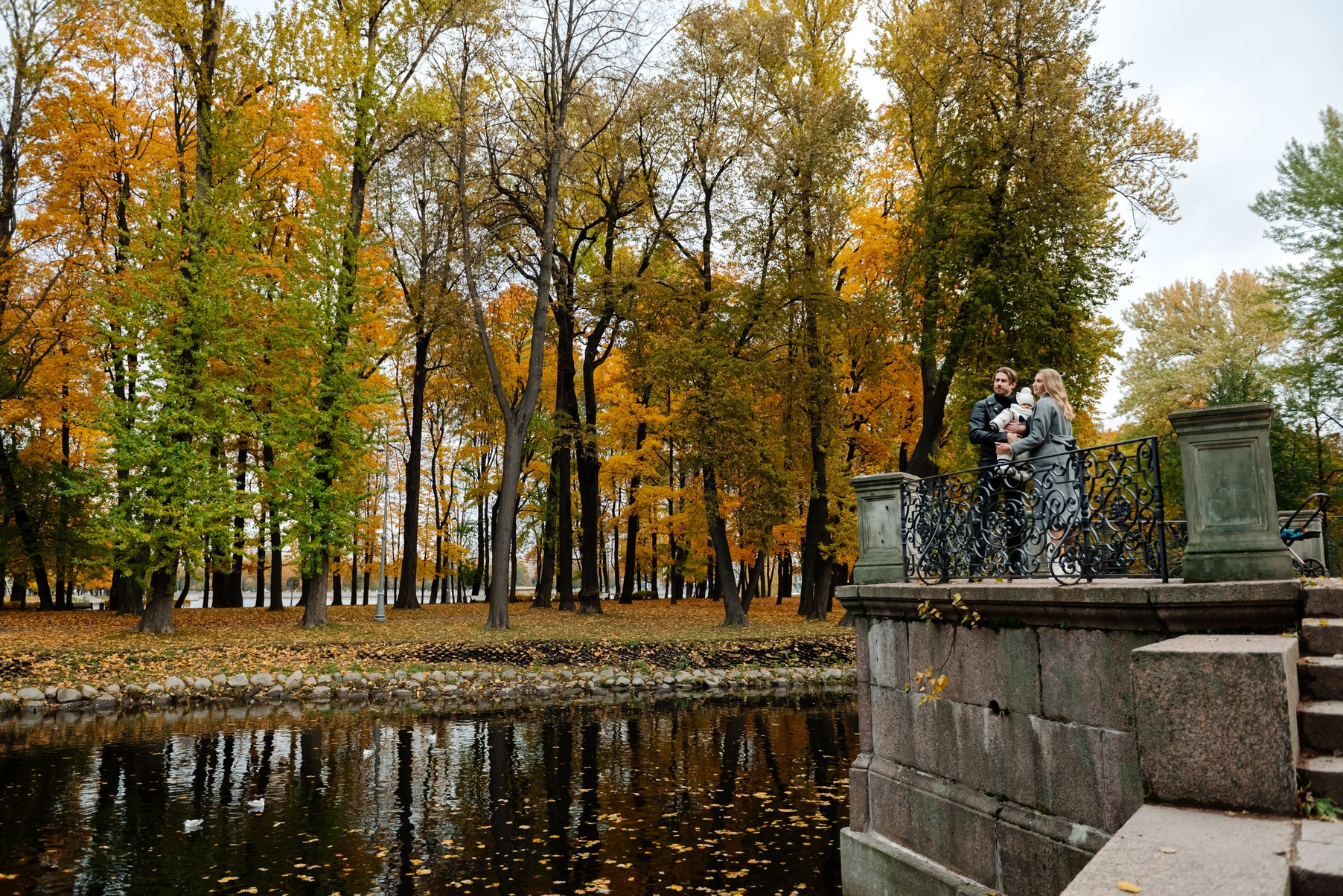 Семейная фотосессия с&nbsp;малышом в&nbsp;Лопухинском саду осенью