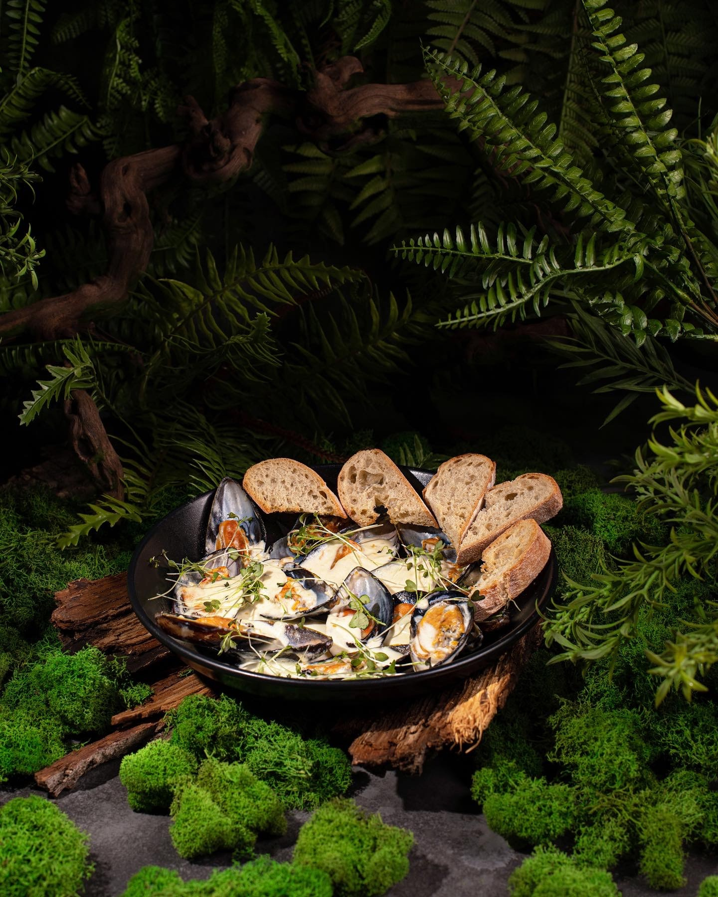 Фуд-фотография мидий с брускеттой в тропическом стиле для меню ресторана