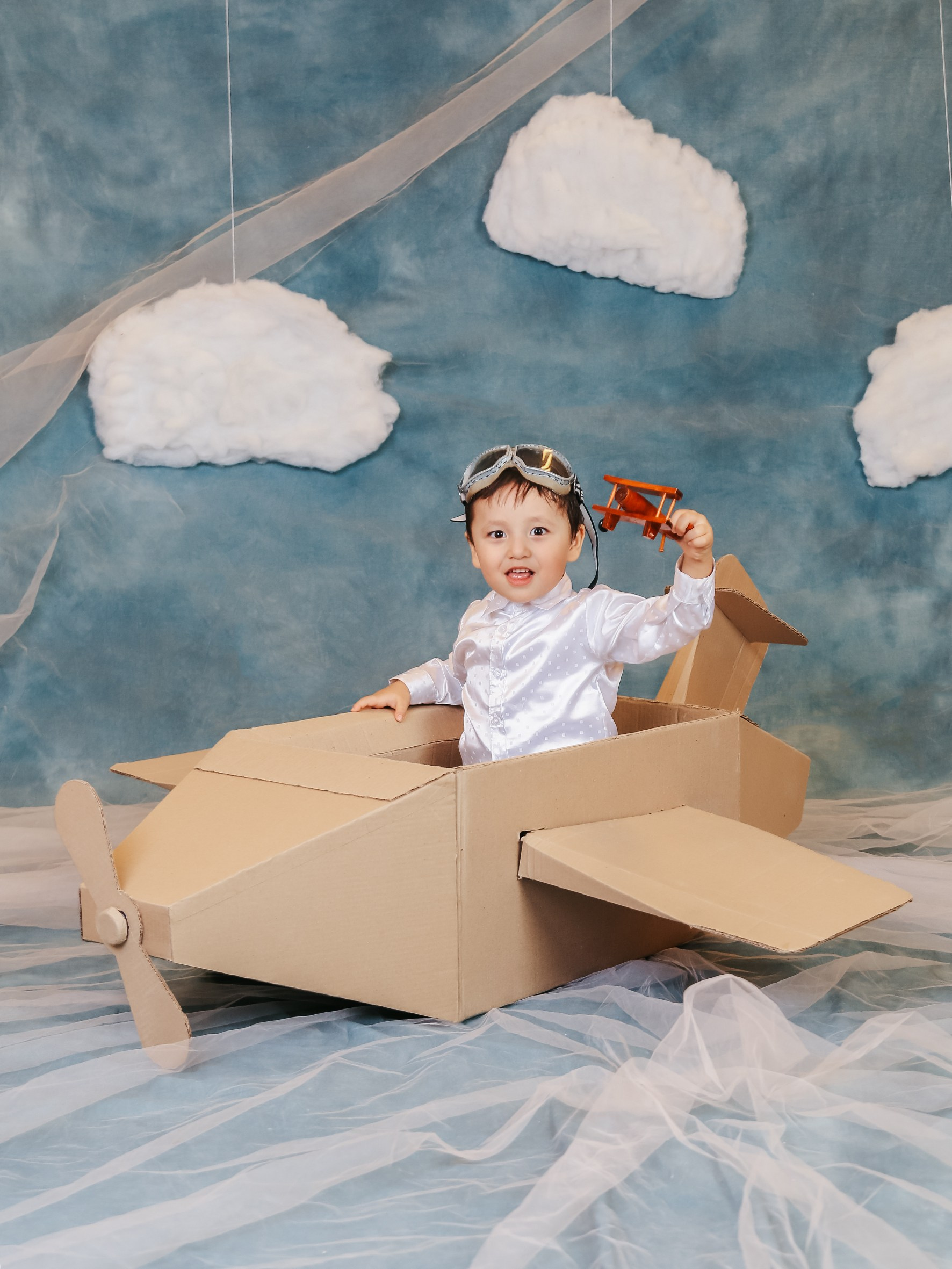 Общее фото в детском саду с выездным реквизитом в Тюмени. Выпускные альбомы в Тюмени для школ, садов, вузов спортивных секций