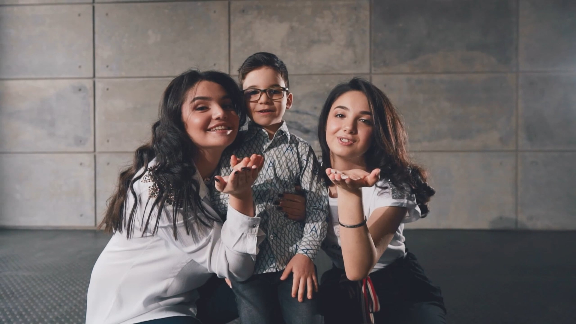 Видео подарок к юбилею и дню рождения от родных или друзей. Свадебное видео и фото съемка на свадьбу в Краснодаре Твинс Студио