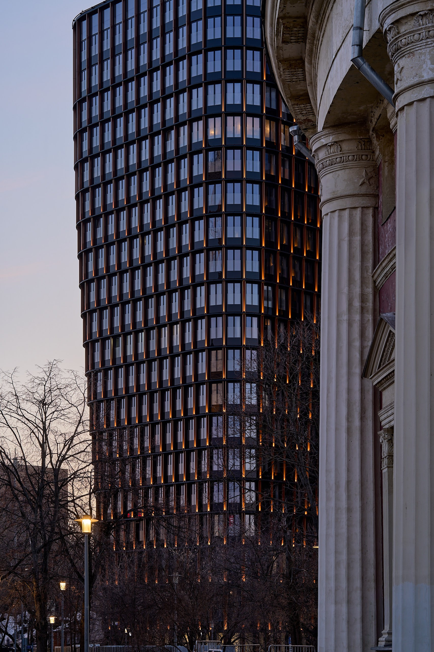 Архитектурная фотосъемка одно из стаканов ЖК Sky View на заднем плане, на переднем - часть вестибюля метро "Краснопресненской"