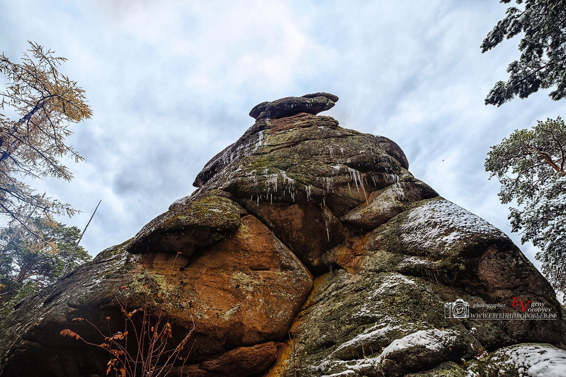 Экскурсия национальный парк заповедник Красноярские столбы цена заказать забронировать фото тур интересные места достопримечательности что посмотреть где побывать в Красноярске  Туристический маршрут центральные столбы скала Перья Дед Львиные ворота первый второй столб Фотосессия фотограф Красноярск природа пейзаж аэросъёмка с FPV дрона квадрокоптера