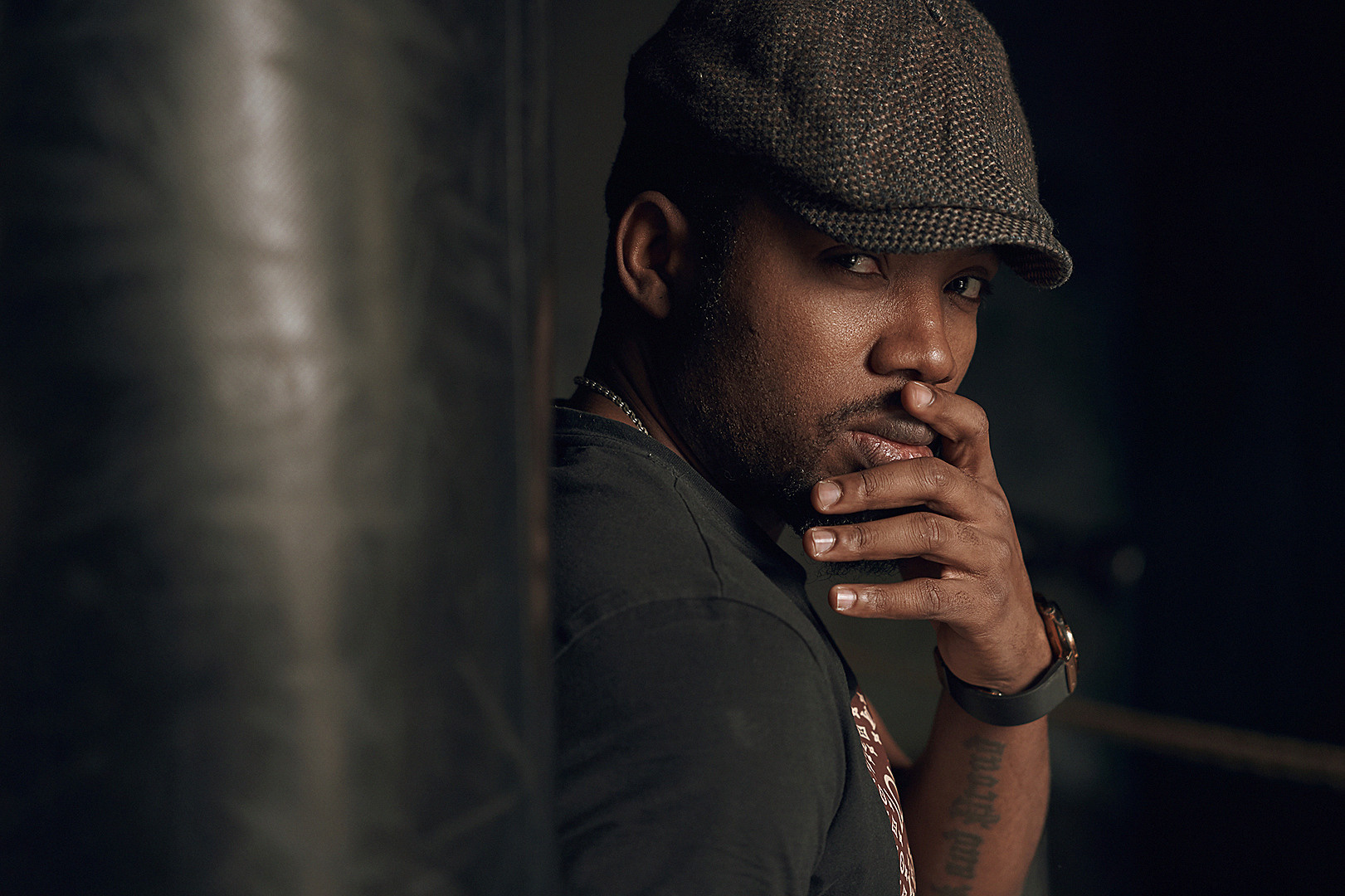 Портрет молодого мужчины негра в кепке