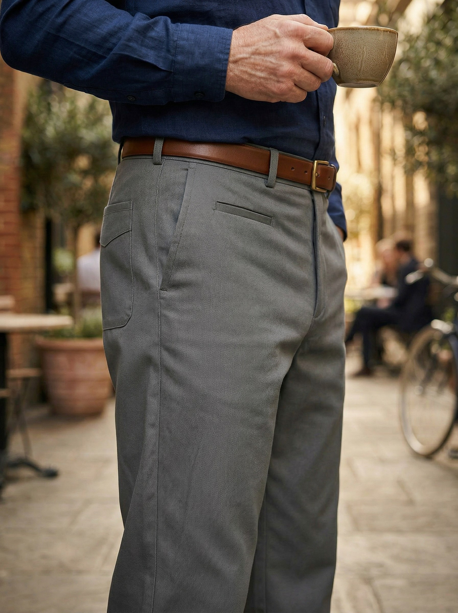 Генерация фото в интерьере для серых брюк на улице