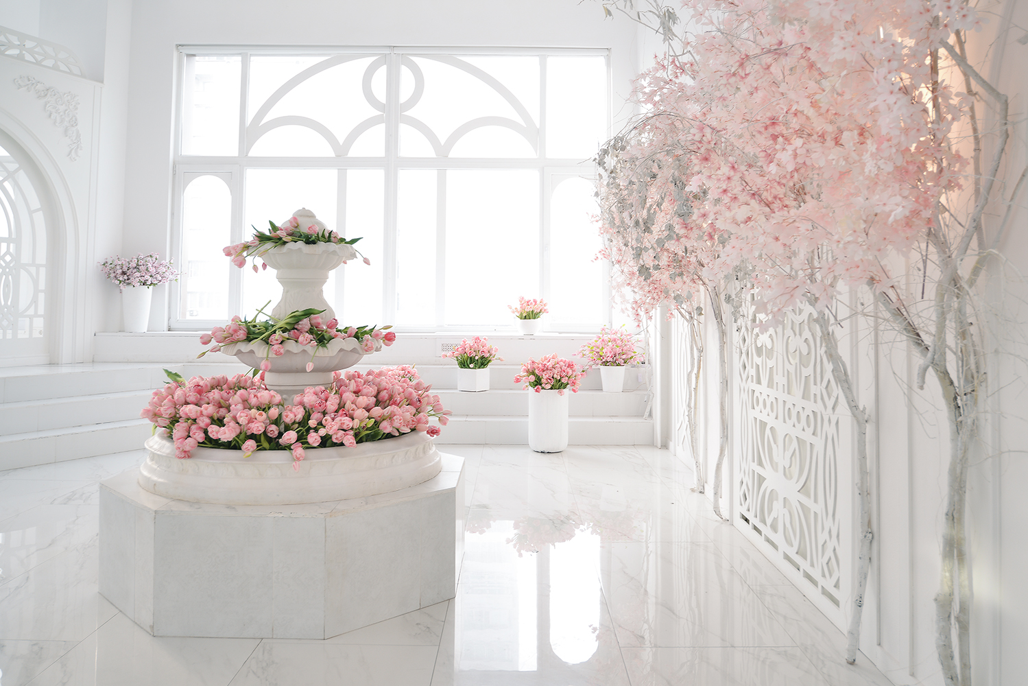 Фотосессия в студии с цветочным интерьером от фотографа Ольги Поторочиной