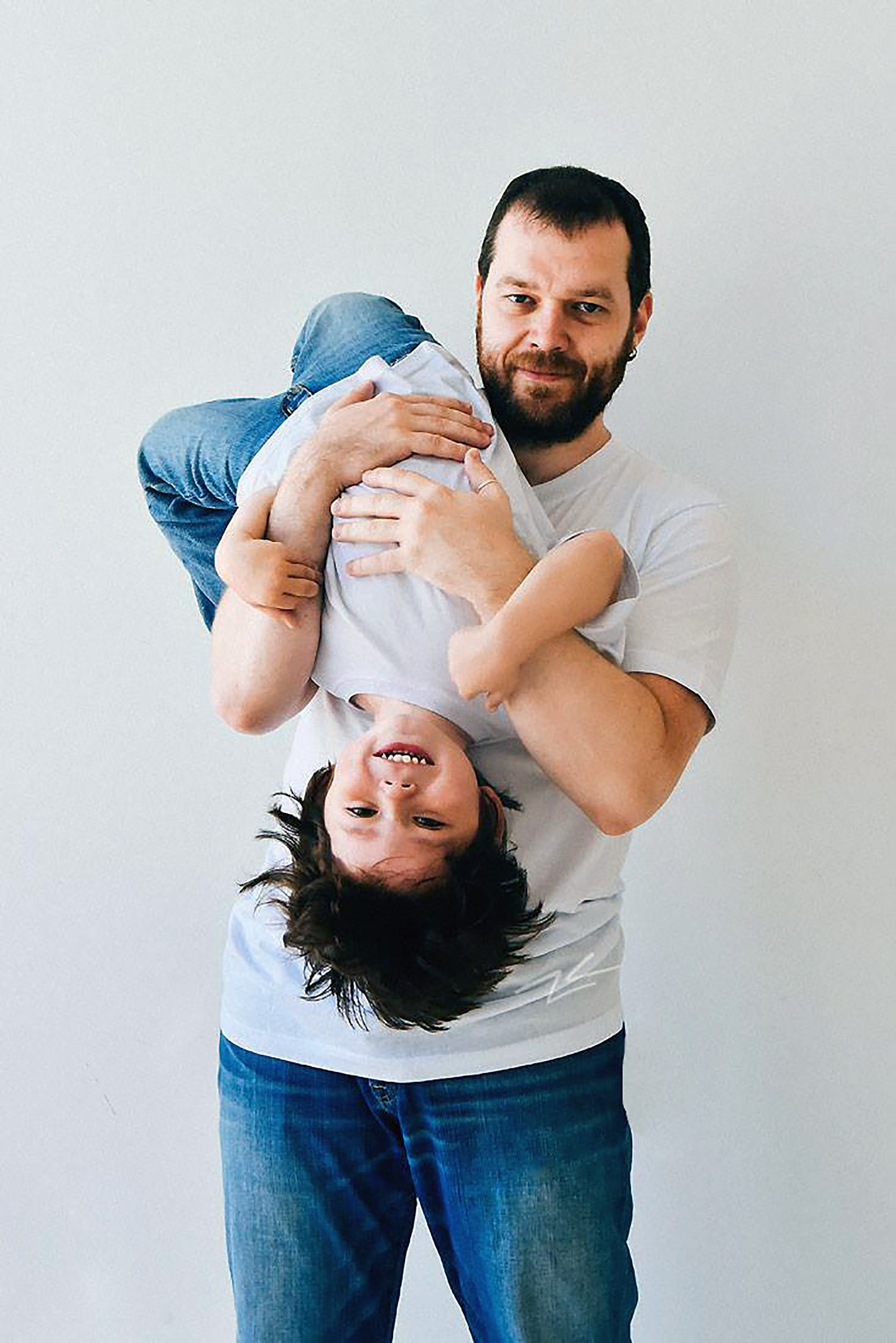 Студийная фотосессия отца и сына