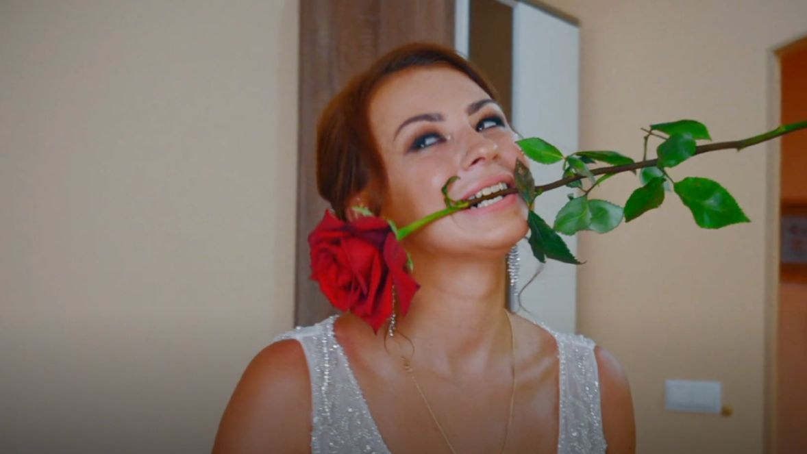 Невеста чуть не испустила дух, когда папа с бабушкой уже коленками надавливали на копчик