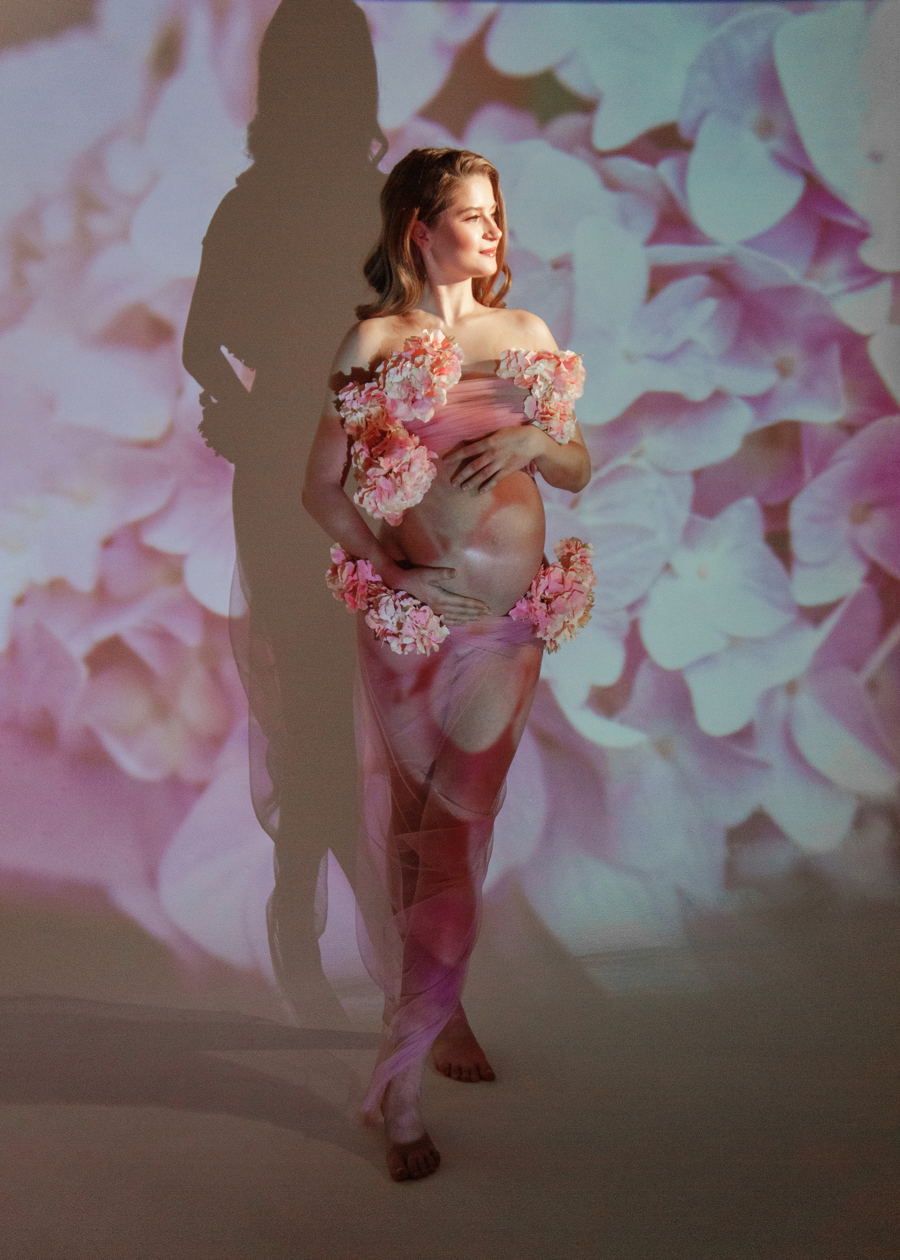 Беременная девушка с цветами