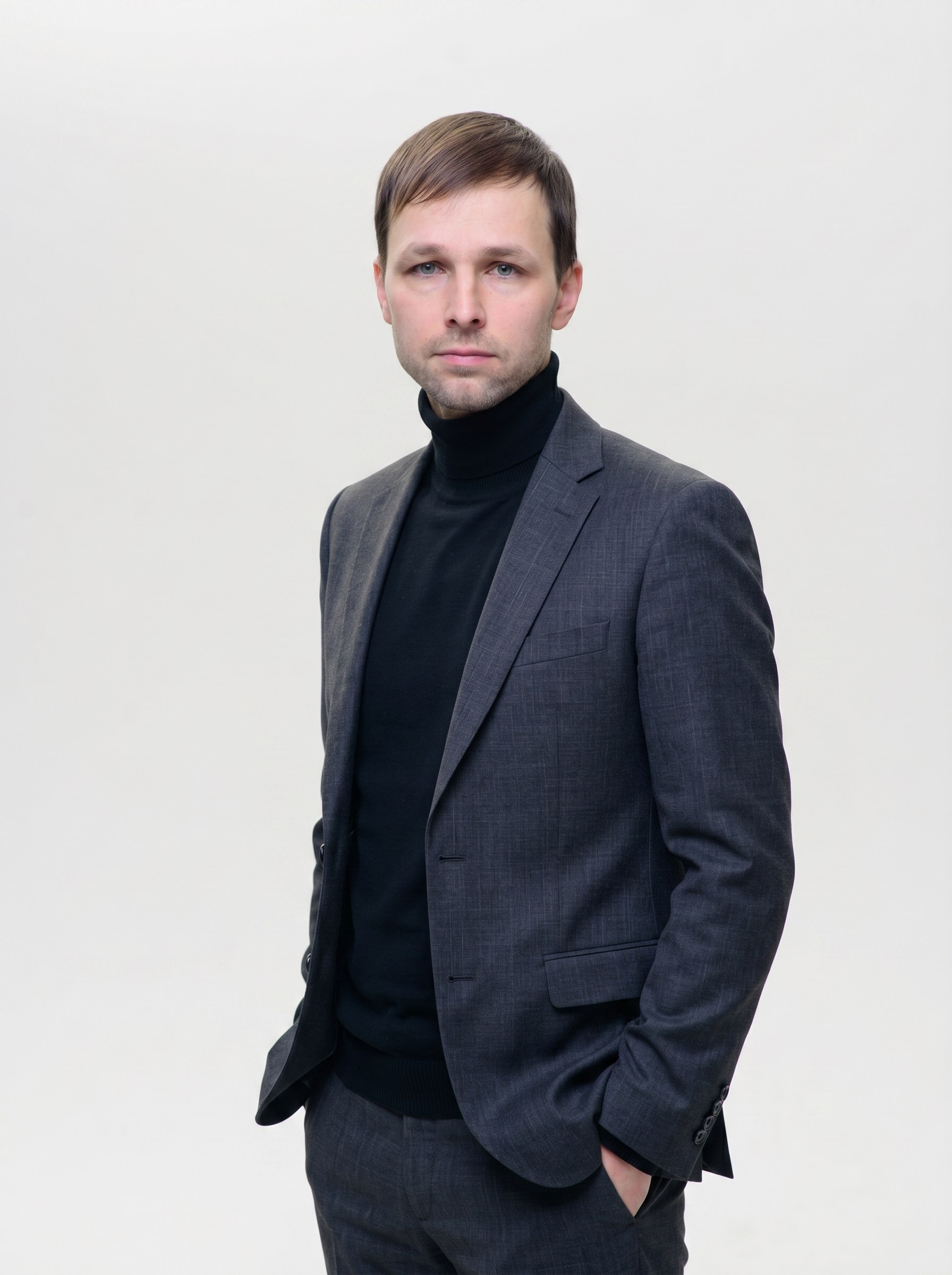 AI-корпоративный портрет мужчины в деловом костюме на белом фоне