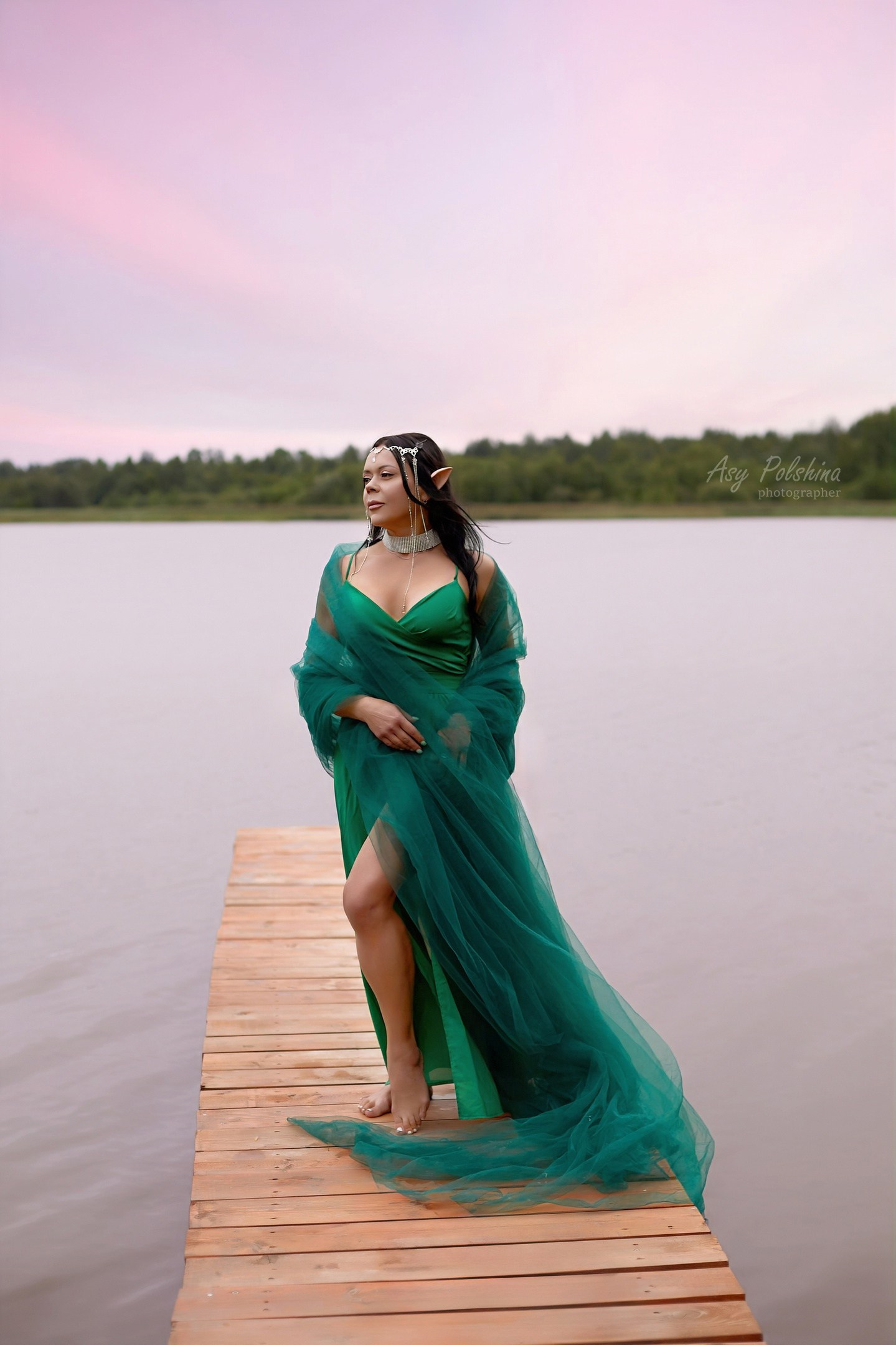 Фото девушки с фатином на природе в арт обработке