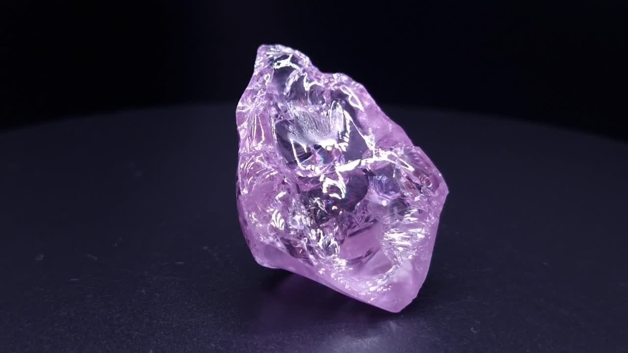 Фиолетовый гранатовый кристалл. YAG garnet иттрий алюминиевый гранат ИАГ