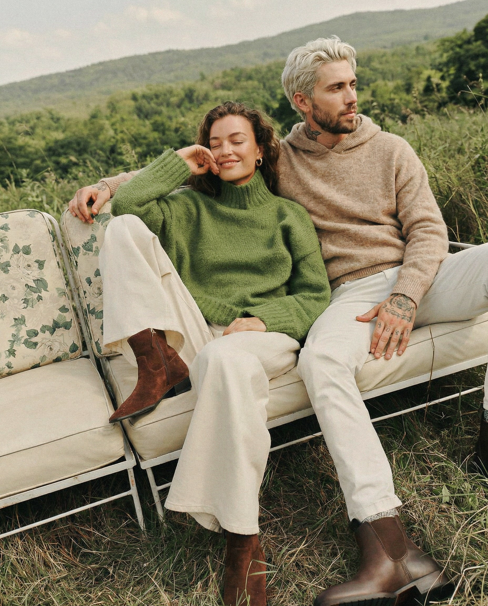 ИИ-визуал для бренда одежды — пара в трикотажных образах отдыхает на диване на природе