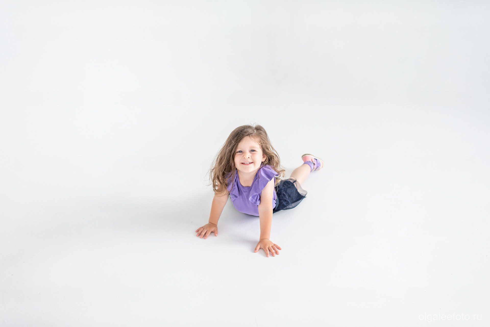 Маленькая девочка веселая радостная на фотосессии в фотостудии. Ольга Ли свадебный семейный фотограф Иркутск