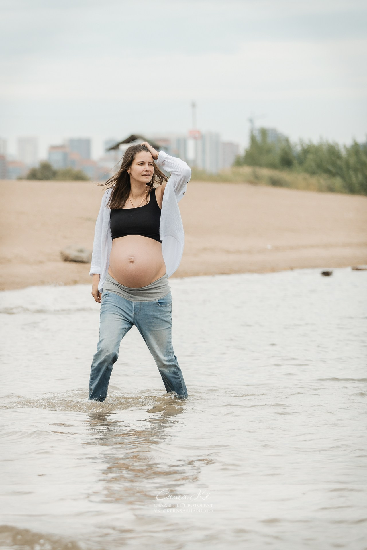 Семейная фотосессия беременной девушки, фотограф Саша Кё на берегу реки в Новосибирске.
