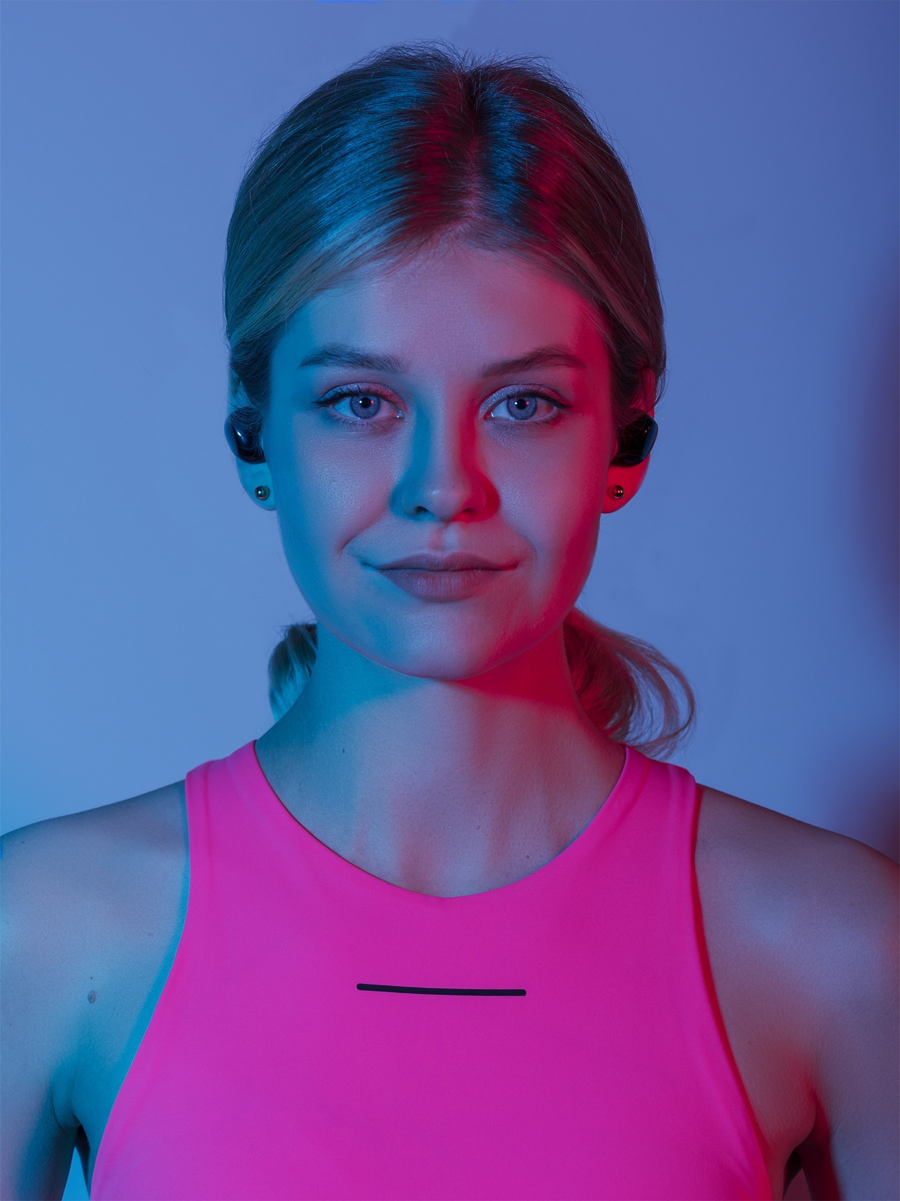 Product image with model demonstrating size and scale.  Фото товара с моделью, демонстрирующей размер и масштаб.