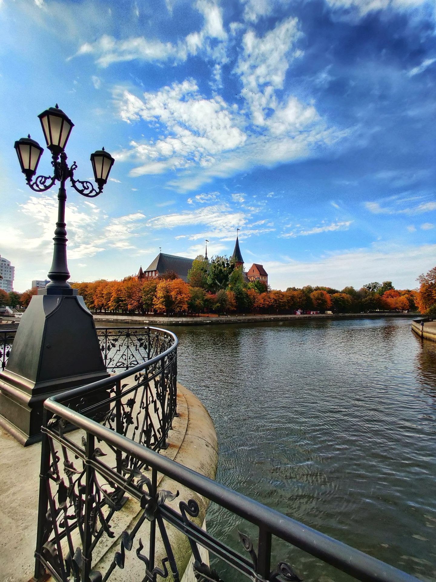 Вид на кафедральный собор Калининграда через декоративный чугунный мост и реку