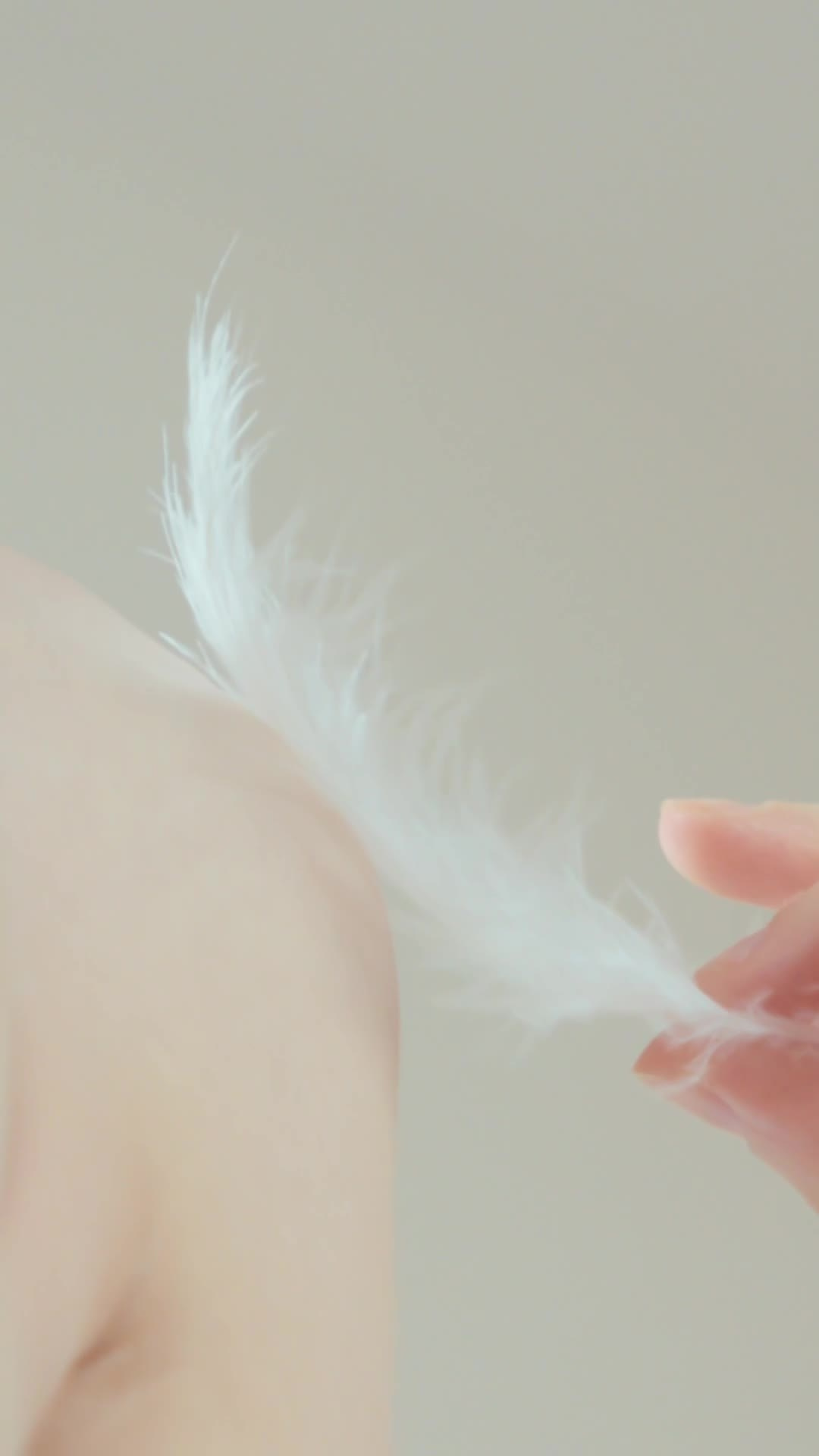 Акценты в перьях. Фото съемка товаров для макретплейсов Воронеж