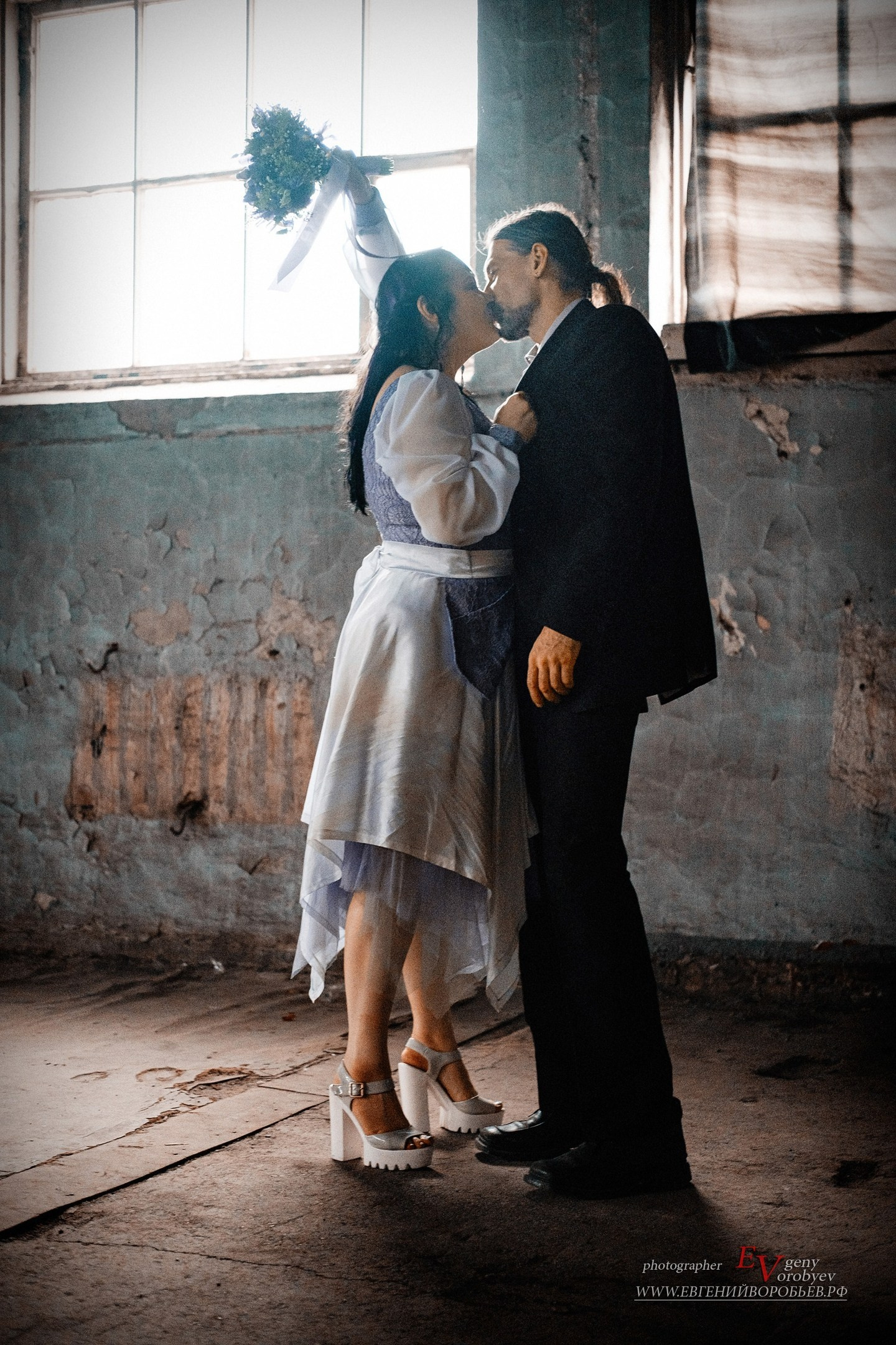 Свадебная фотосессия в фотостудии свадебный фотограф Красноярск цена заказать забронировать визажист причёска макияж стилист ведущий идея место пример фото позы для свадебной фотосесси в Красноярске