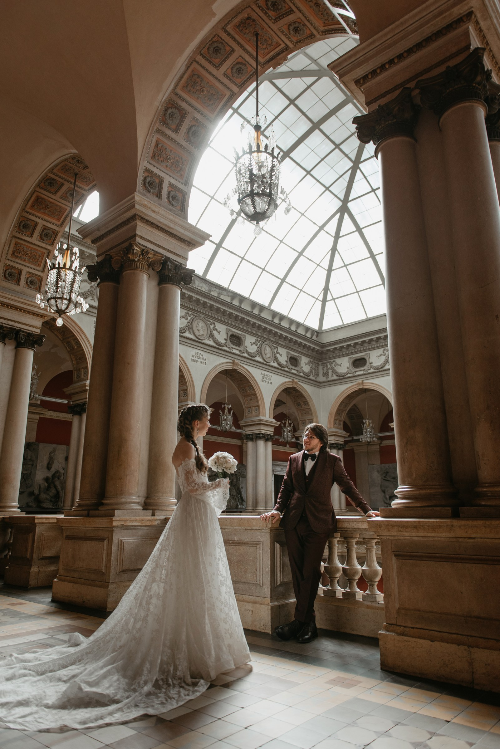 Закрытые места для свадебной фотосессии в дождь, осенью или зимой. Свадебный фотограф в Санкт-Петербурге Венера Ахметова