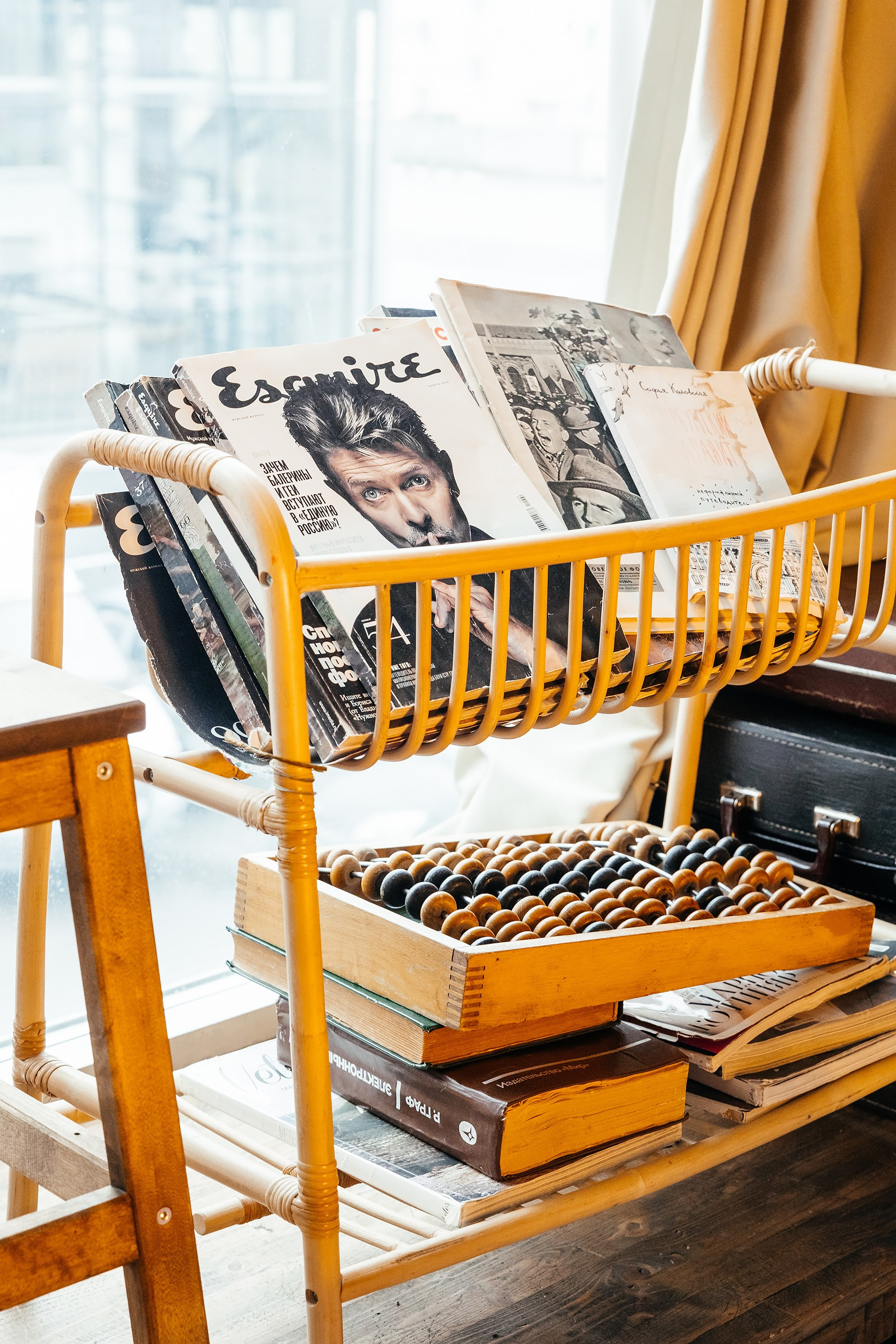 Творческая атмосфера фотостудии Питер в зале: Мастерская в Сургуте, идеально подойдёт для семейной или индивидуальной фотосессии