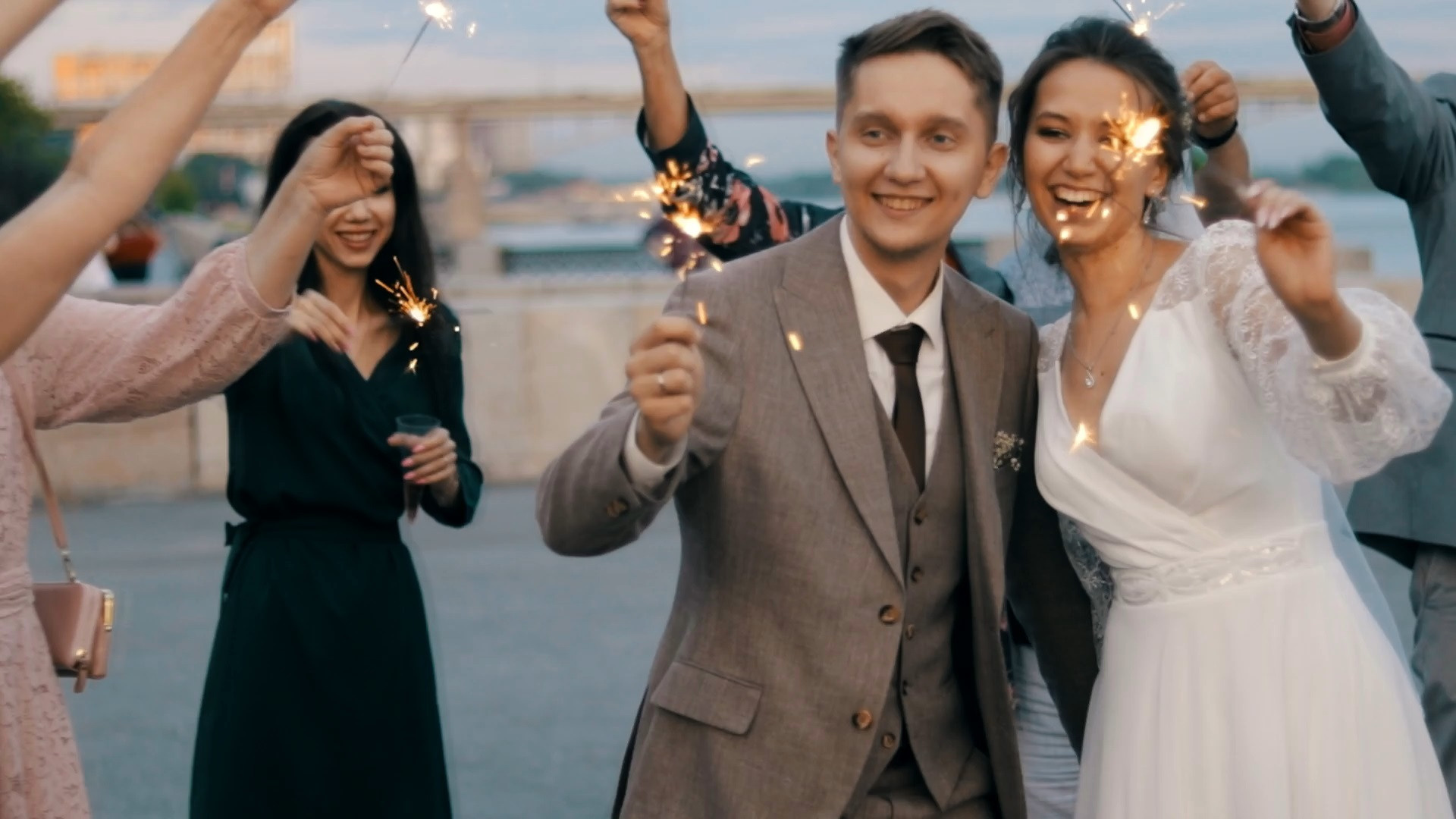 Милый свадебный клип на набережной города Новосибирска 