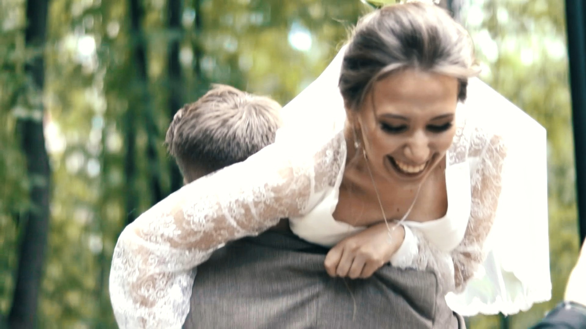 Веселый свадебный клип в центральном парке города Новосибирска